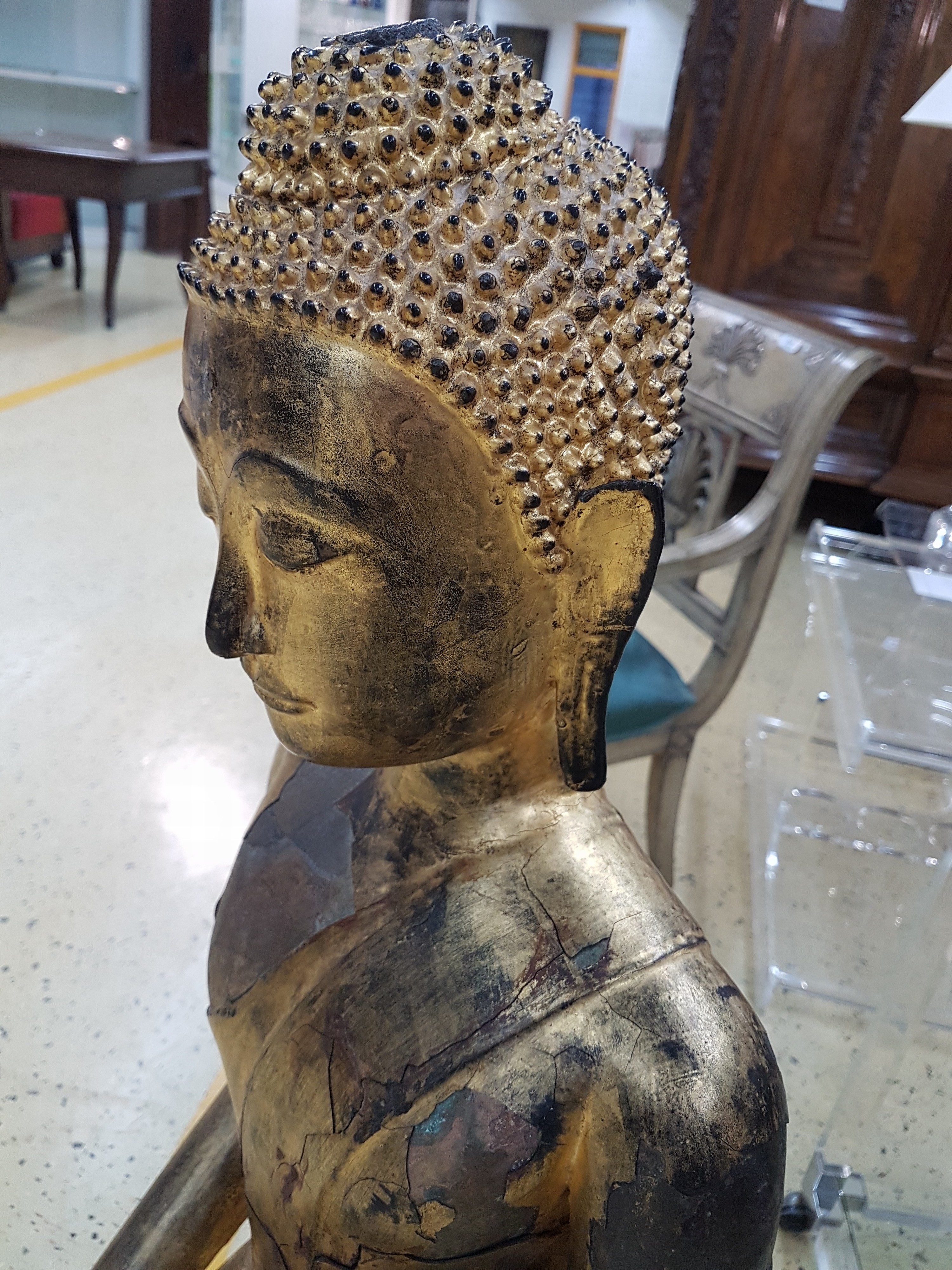 Detail k: Großer vergoldeter Buddha im Ayutthaya-Stil, Thailand, wohl 17./18.Jh., schwerer Metallguß, mind. drei verschiedene Schichten Vergoldung z.T. ...