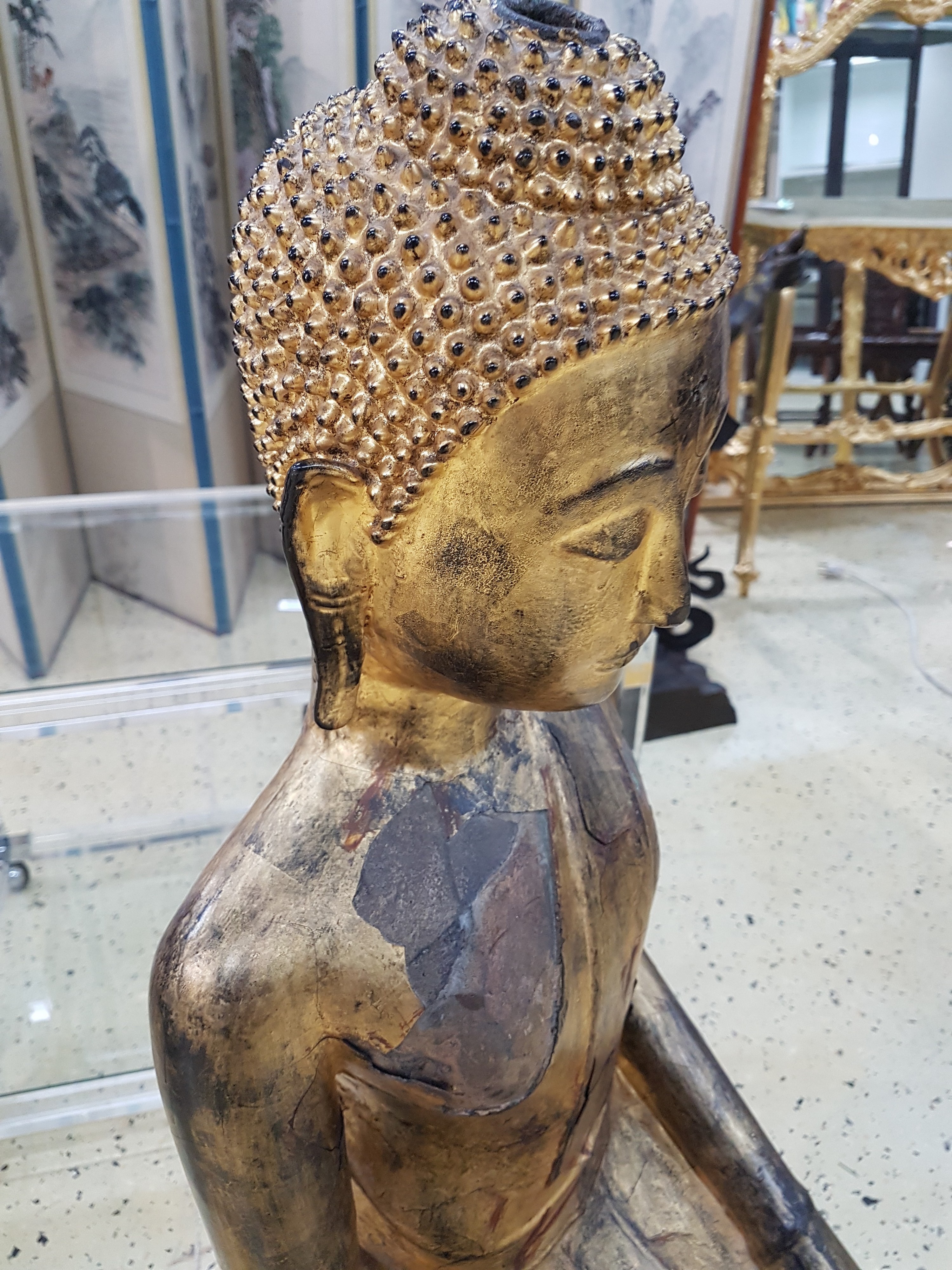 Detail l: Großer vergoldeter Buddha im Ayutthaya-Stil, Thailand, wohl 17./18.Jh., schwerer Metallguß, mind. drei verschiedene Schichten Vergoldung z.T. ...
