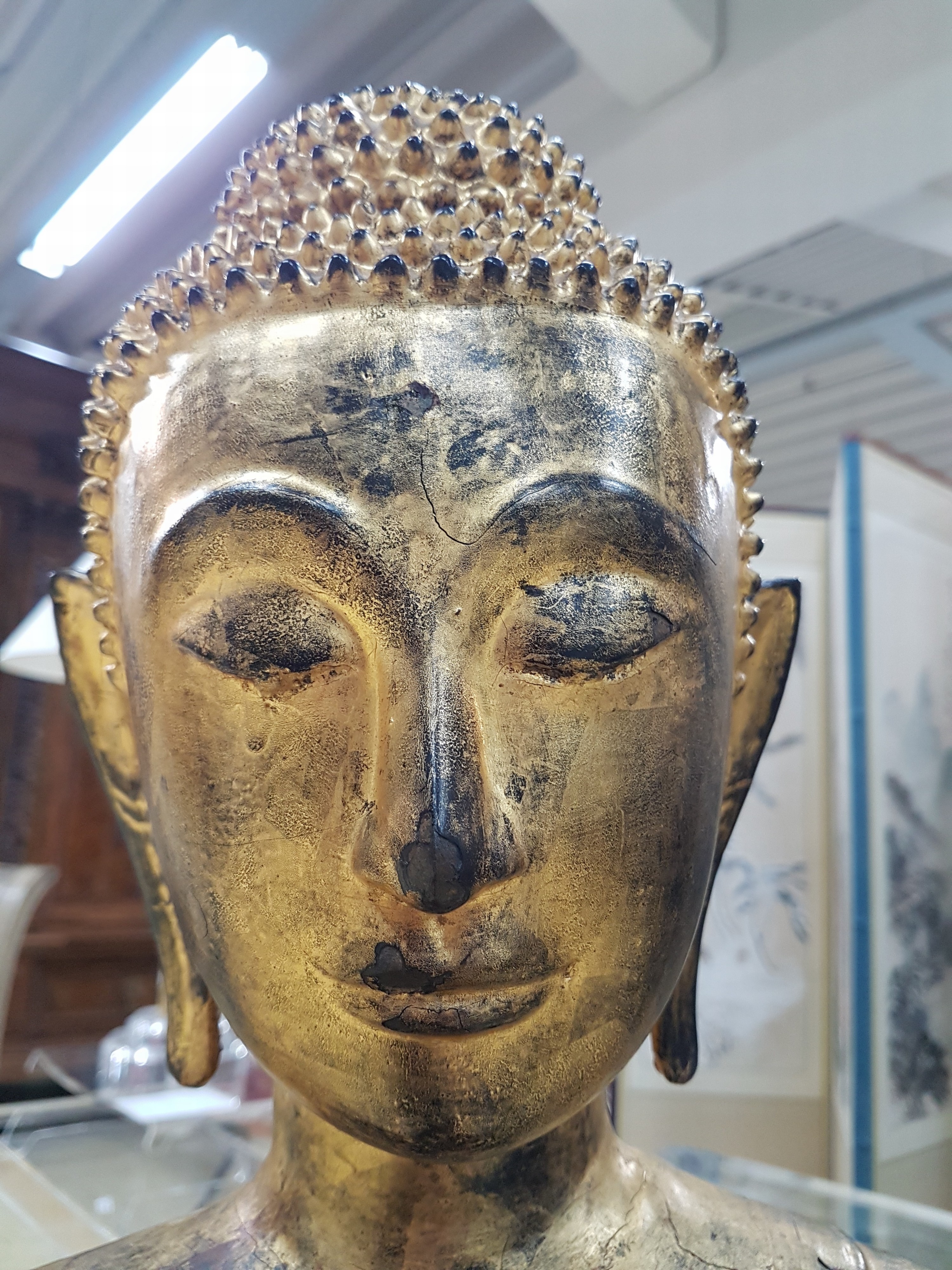 Detail m: Großer vergoldeter Buddha im Ayutthaya-Stil, Thailand, wohl 17./18.Jh., schwerer Metallguß, mind. drei verschiedene Schichten Vergoldung z.T. ...