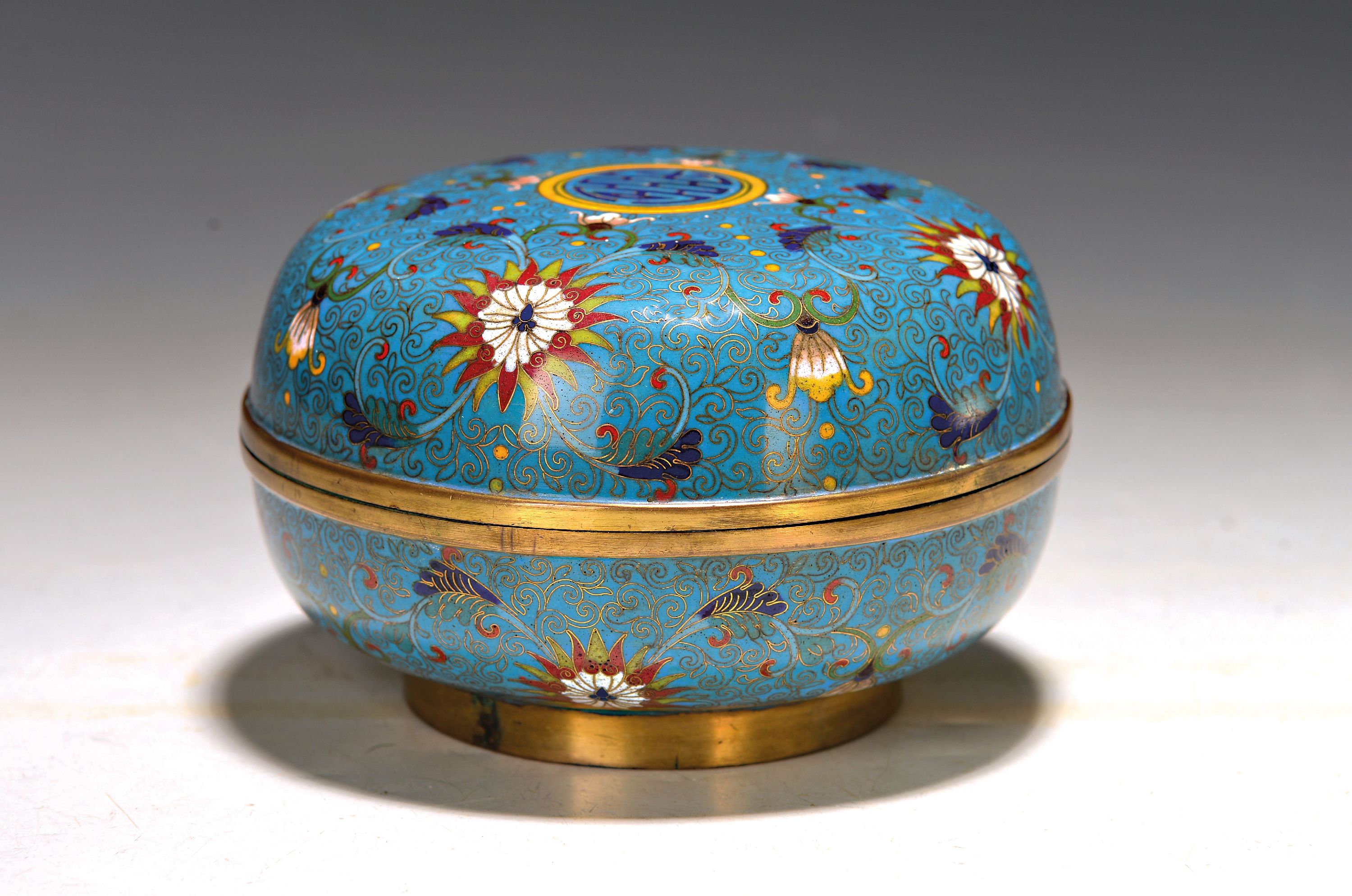 Image 27042804 - Cloisonne lidded box, China, 20th century, round metal body, polychrome decoration in ...