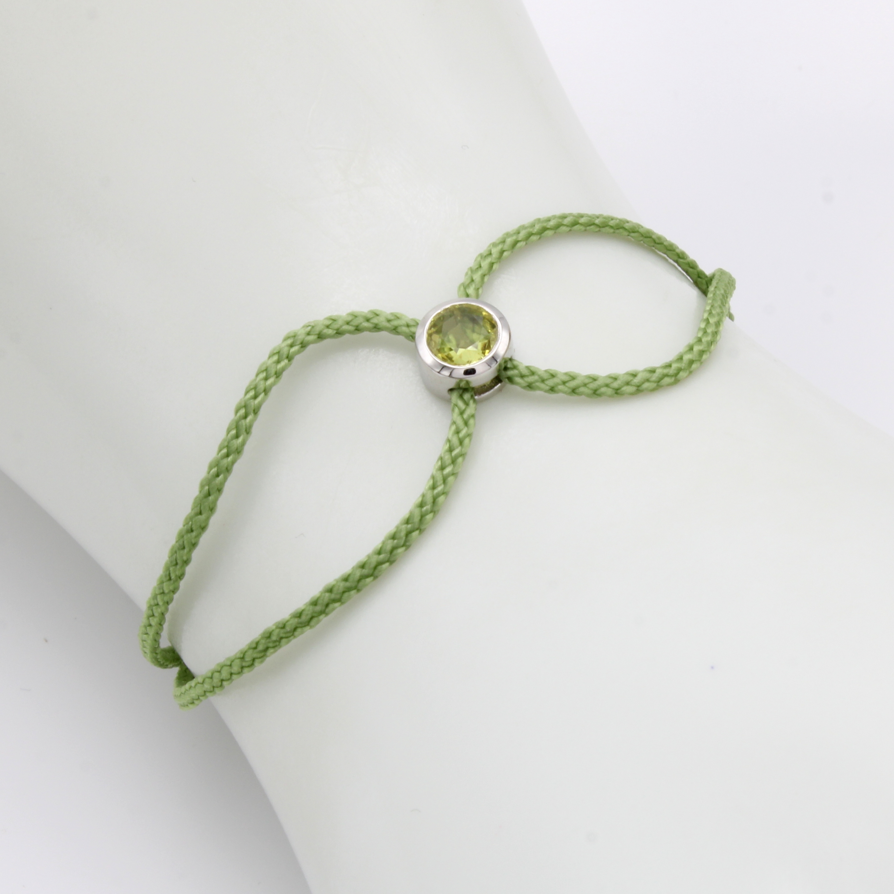 Image 27042813 - Grünes Stoffarmband mit Saphir, WG 750/000, grüner Saphir ca. 0.67 ct, L. verstellbar ...