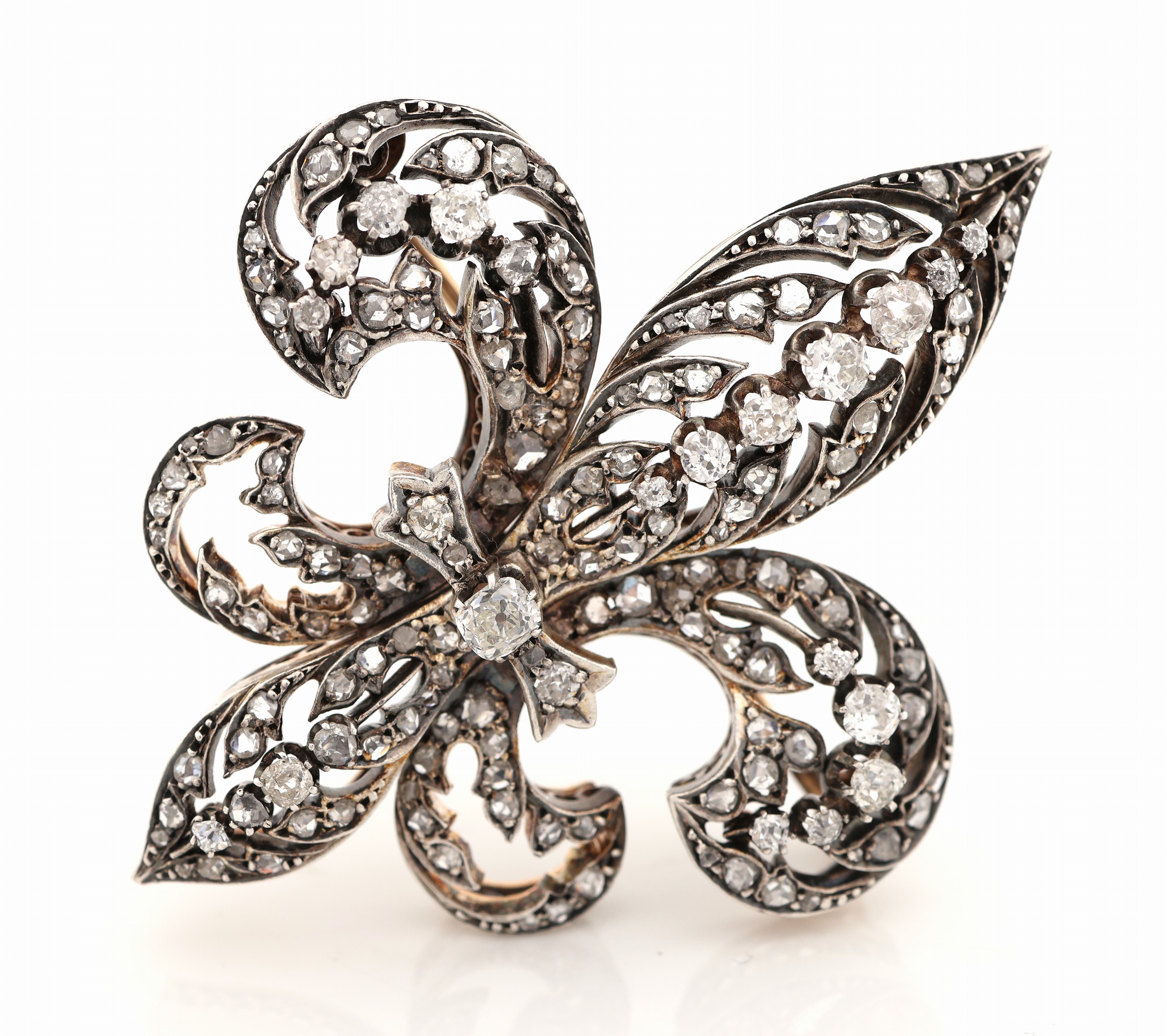 Detail a: Prunkvolle 18 kt Gold Diamant-Brosche, wohl Frankreich, um 1900, GG 750/000 gepr., schauseitig zeittyp. Silber, Darstellung der Fleur-de-Lys, ...