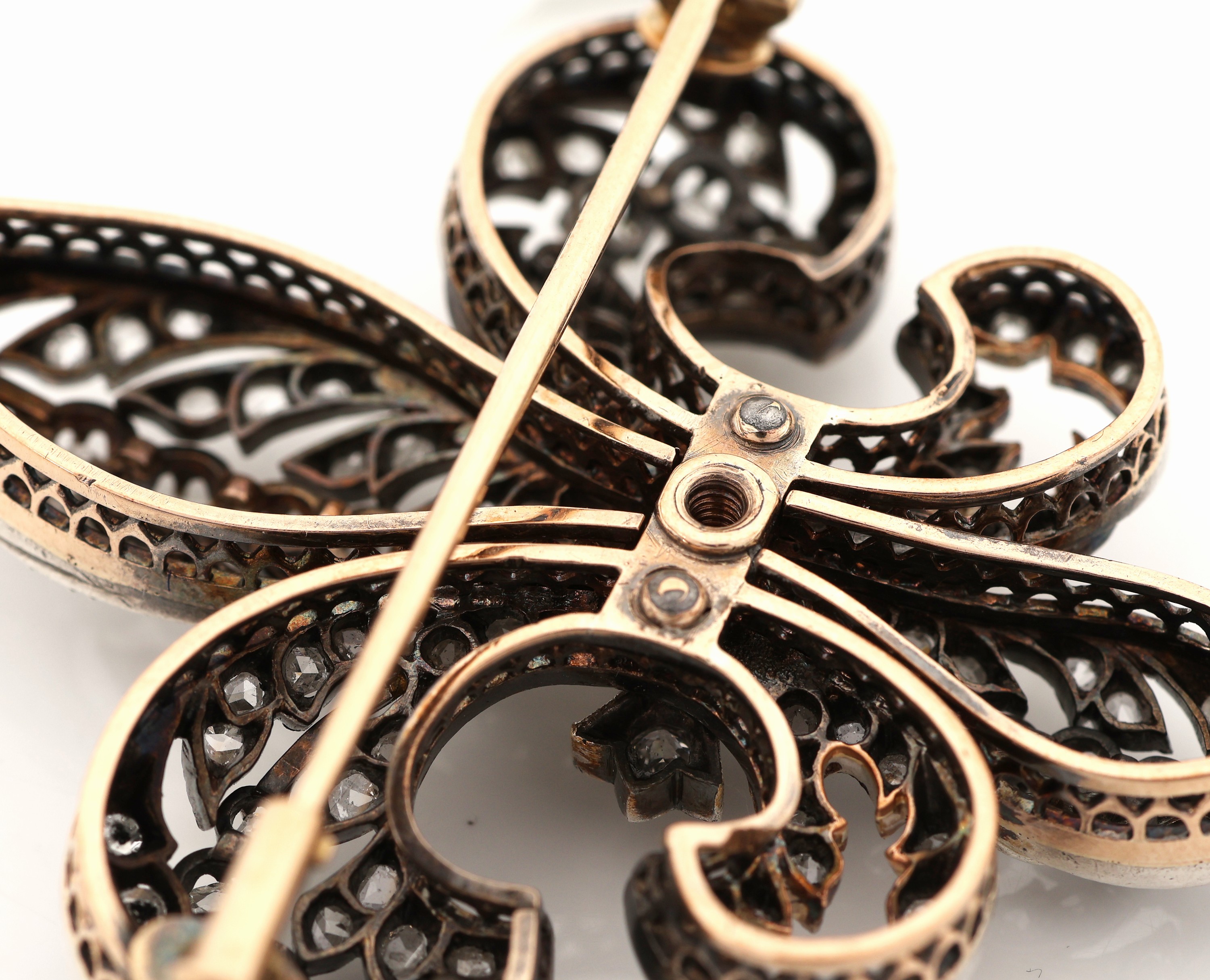 Detail c: Prunkvolle 18 kt Gold Diamant-Brosche, wohl Frankreich, um 1900, GG 750/000 gepr., schauseitig zeittyp. Silber, Darstellung der Fleur-de-Lys, ...