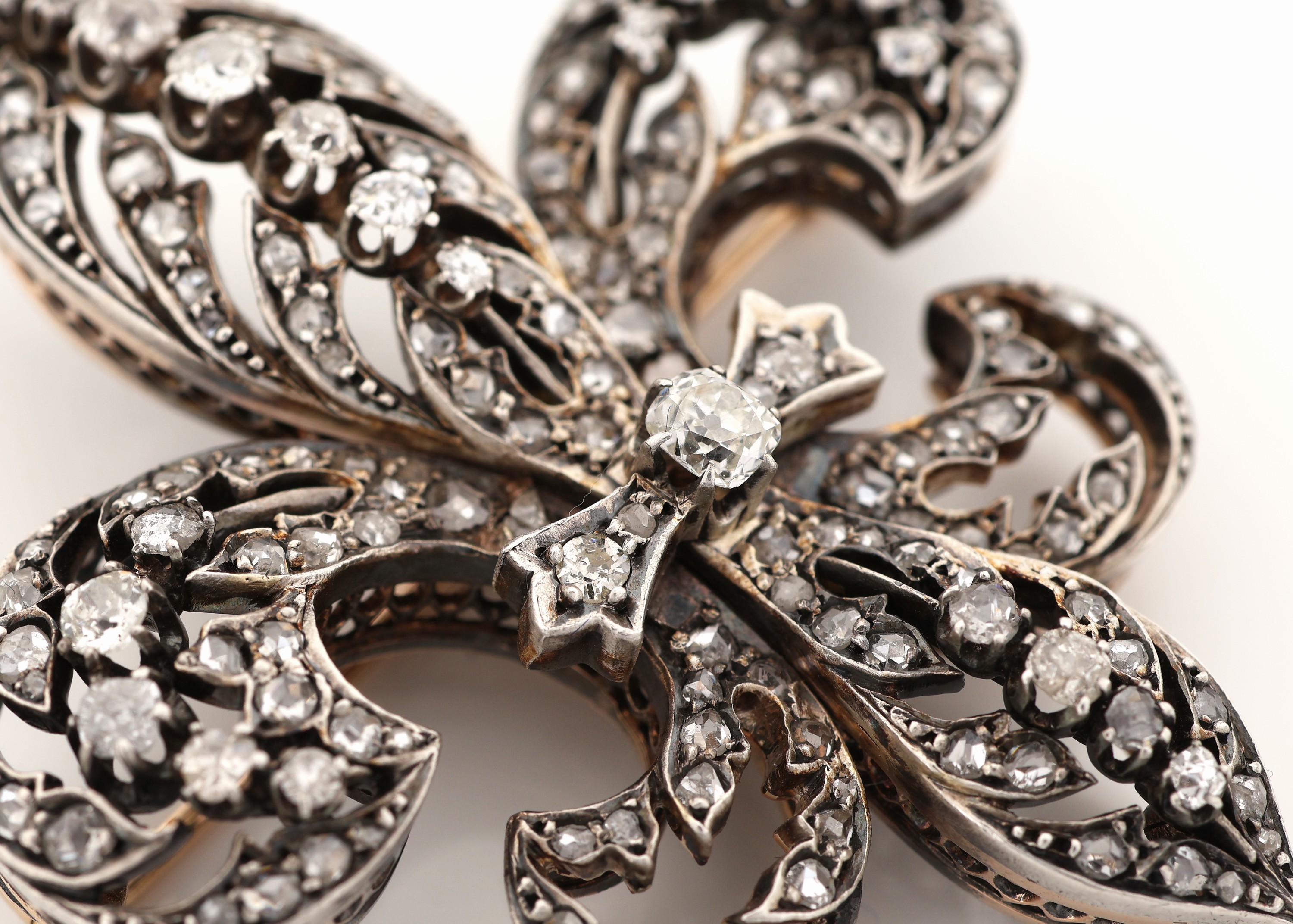 Detail d: Prunkvolle 18 kt Gold Diamant-Brosche, wohl Frankreich, um 1900, GG 750/000 gepr., schauseitig zeittyp. Silber, Darstellung der Fleur-de-Lys, ...