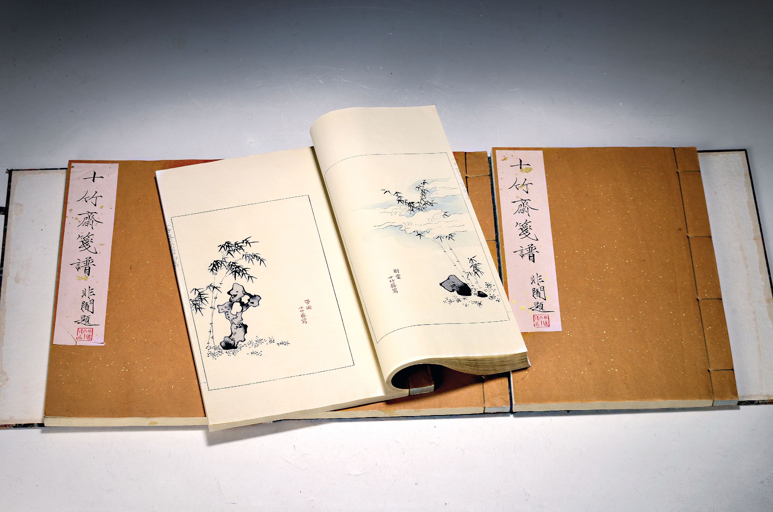 Image 27042866 - Vierbändiges Werk: Shizhuzhai jianpu, Peking 1952, mit 250 Farbholzschnitten, ...