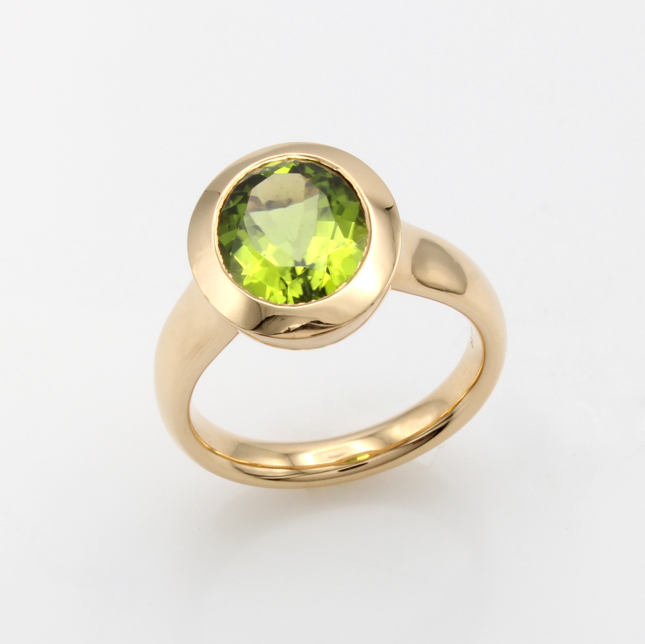 Image 27042884 - Massiver Ring mit Peridot, RG 750/000, oval facett. Peridot ca. 4.21 ct, RW ca. 54 ...