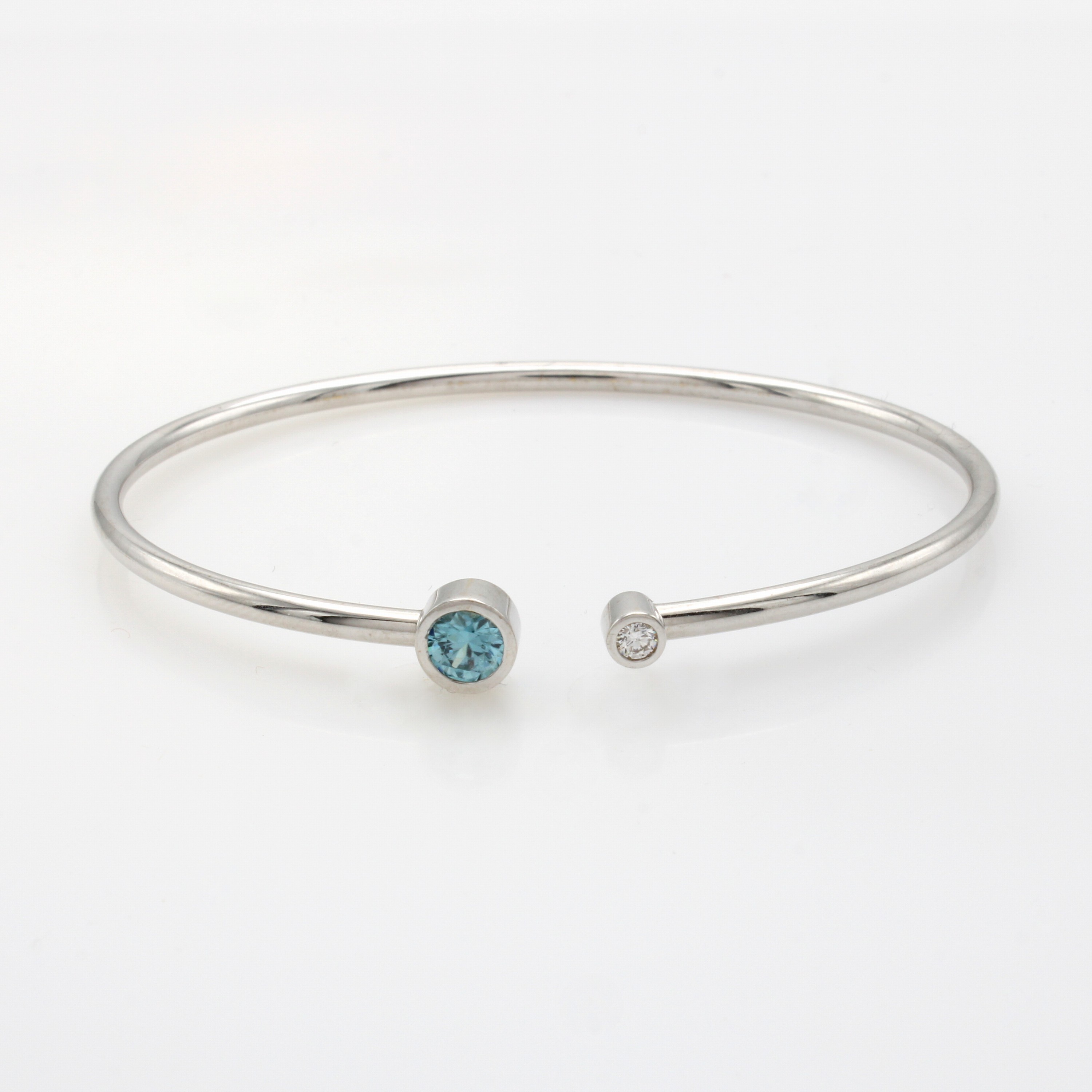 Image 27042889 - Armreif mit Zirkon und Brillant, WG 750/000,Zirkon ca. 0.68 ct, Brill. ca. 0.07 ct ...