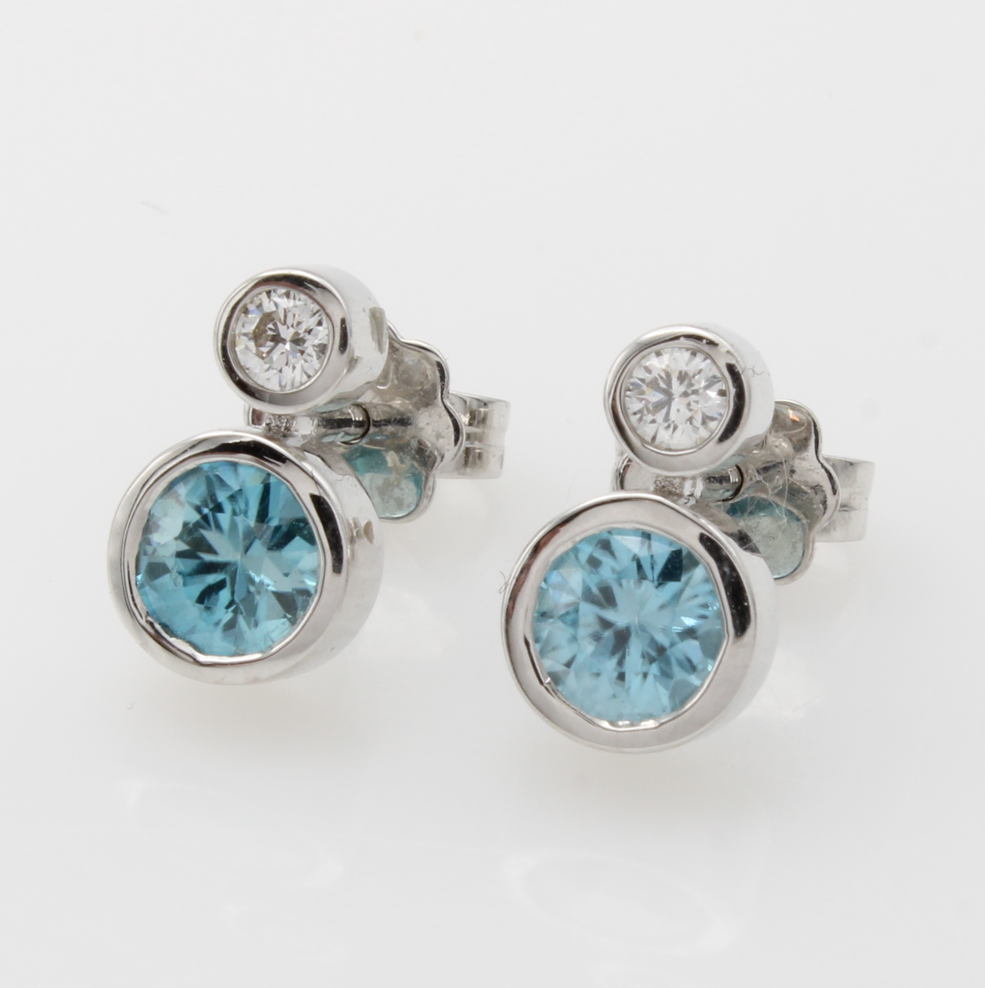 Image 27042890 - Paar Ohrstecker mit Zirkonen und Brillanten, WG 750/000, 2 Zirkone zus. ca. 1.36 ct, ...