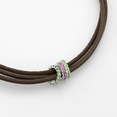 27042817a - 3-reihiges Ledercollier mit Farbsteinen, WG 750/000, Rondellen bes. m. pinkf. Saphiren ...