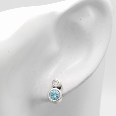 27042890a - Paar Ohrstecker mit Zirkonen und Brillanten, WG 750/000, 2 Zirkone zus. ca. 1.36 ct, ...