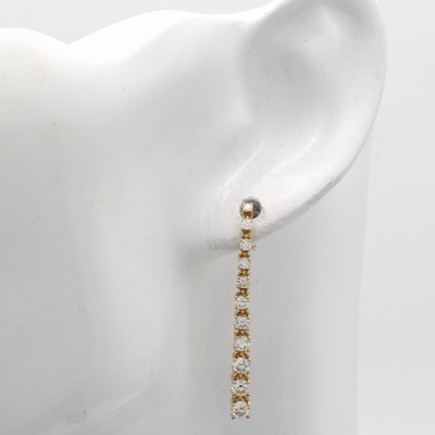 27042892a - Paar Ohrgehänge mit Brillanten, RoseG 750/ 000, Brill. in Krappenfassung verlaufend ...