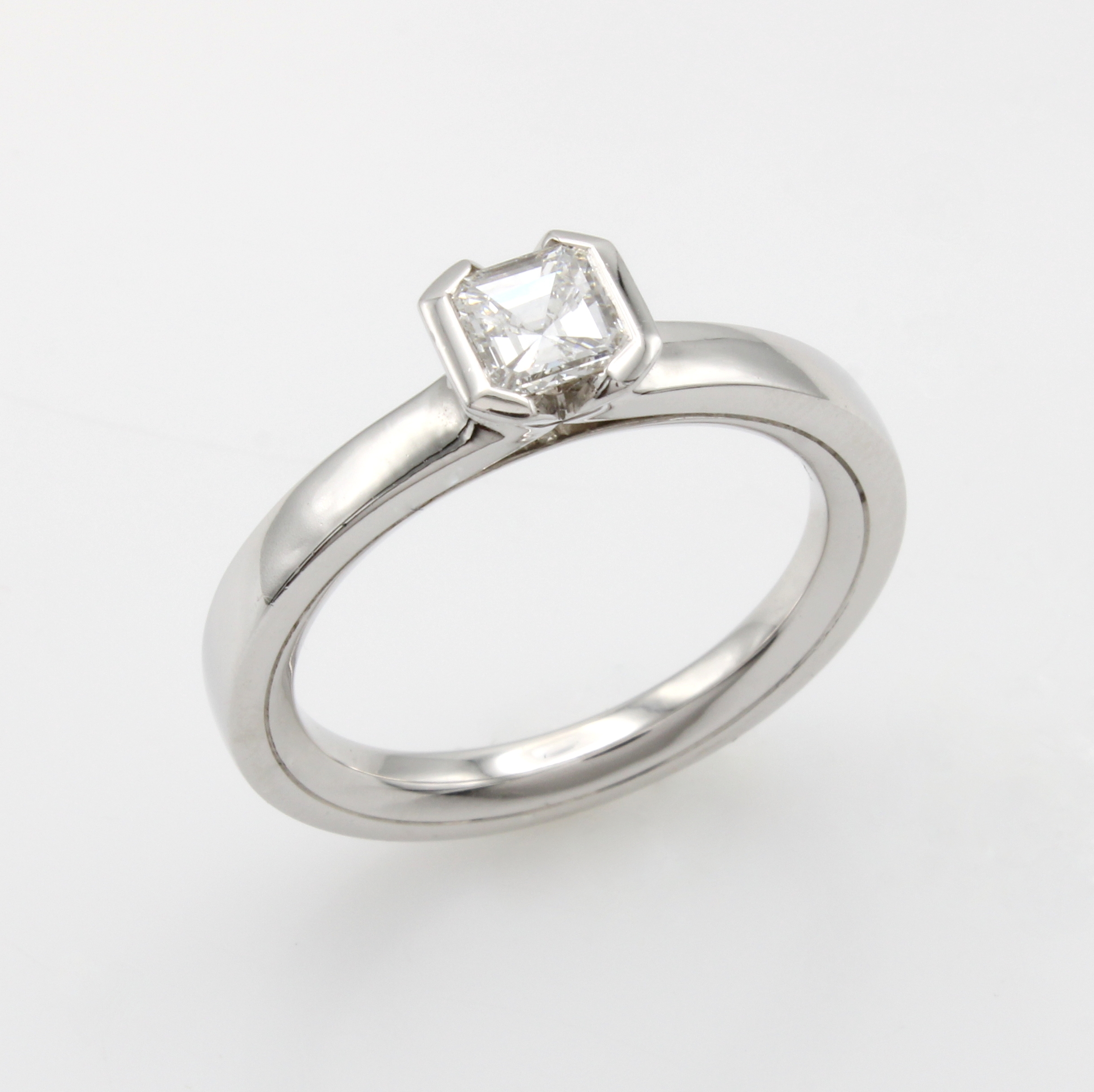 Image 27043282 - Ring mit Diamant, WG 750/000, Diam. im Asher-Cut ca. 0.53 ct feines Weiß/vs, RW ca. 55 ...