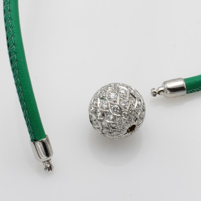 27043279a - Schmuckschließe mit Brillanten an Nappaleder- collier, WG 750/000 Wechselkugelschließe ...