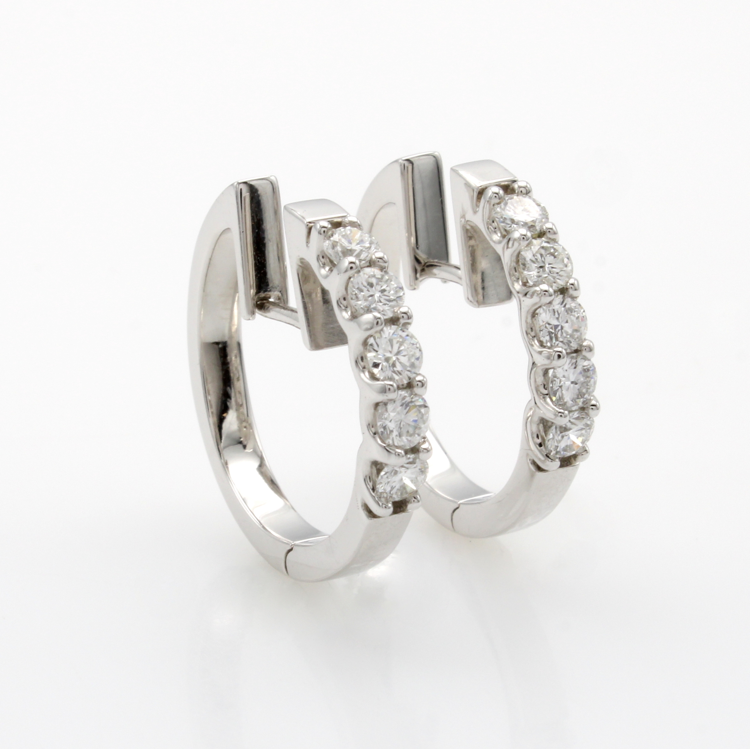 Image 27043302 - Paar Creolen mit Brillanten, WG 750/000, 10 Brill. zus. ca. 0.70 ct feines Weiß/vs ...