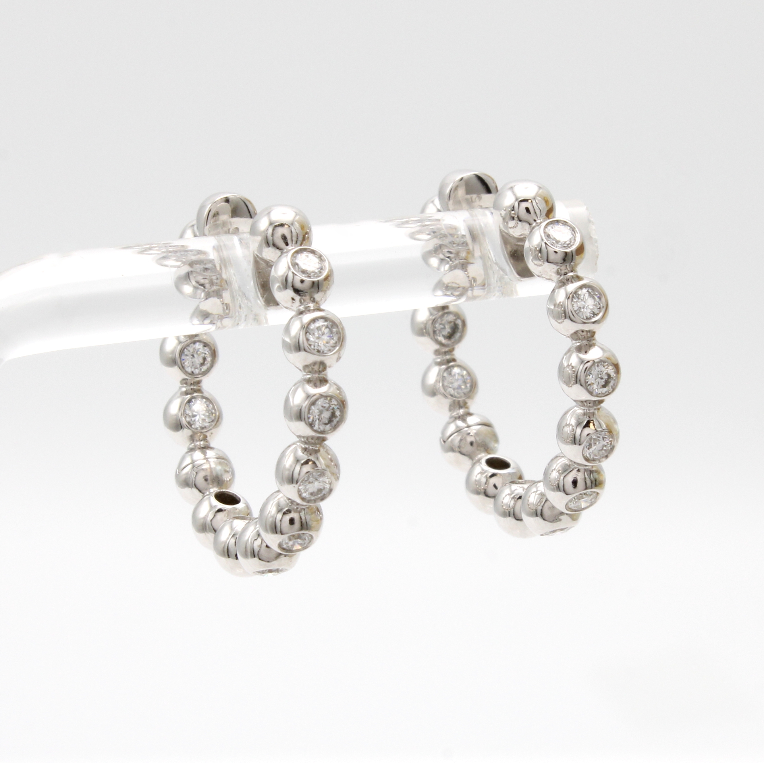 Image 27043303 - Paar Creolen im Kugeldesign mit Brillanten, WG 585/000, Brill. zus. ca. 0.45 ct Weiß/si ...