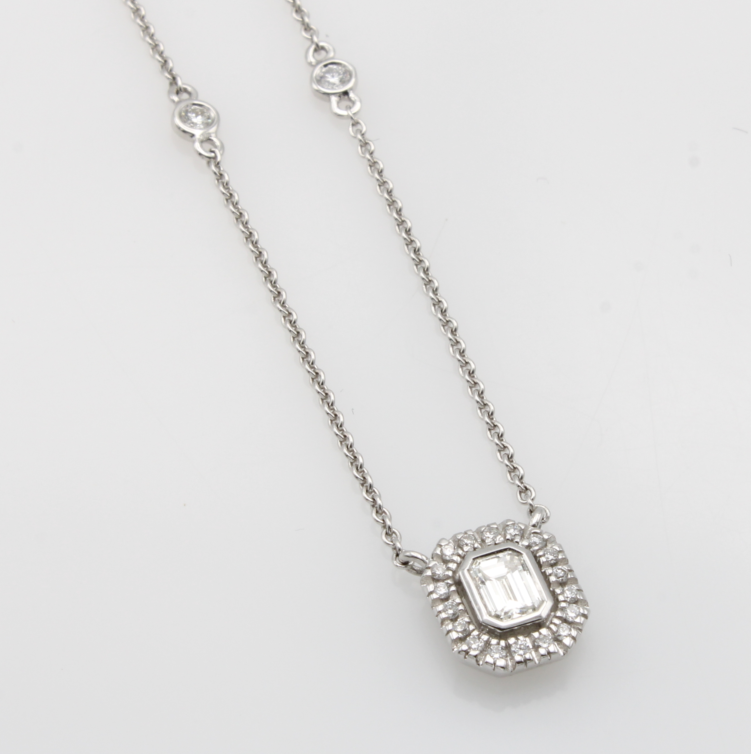 Image 27043314 - Collier mit Diamant und Brillanten, WG 750/ 000, Diam. im EM-Cut ca. 0.25 ct u. Brill. ...