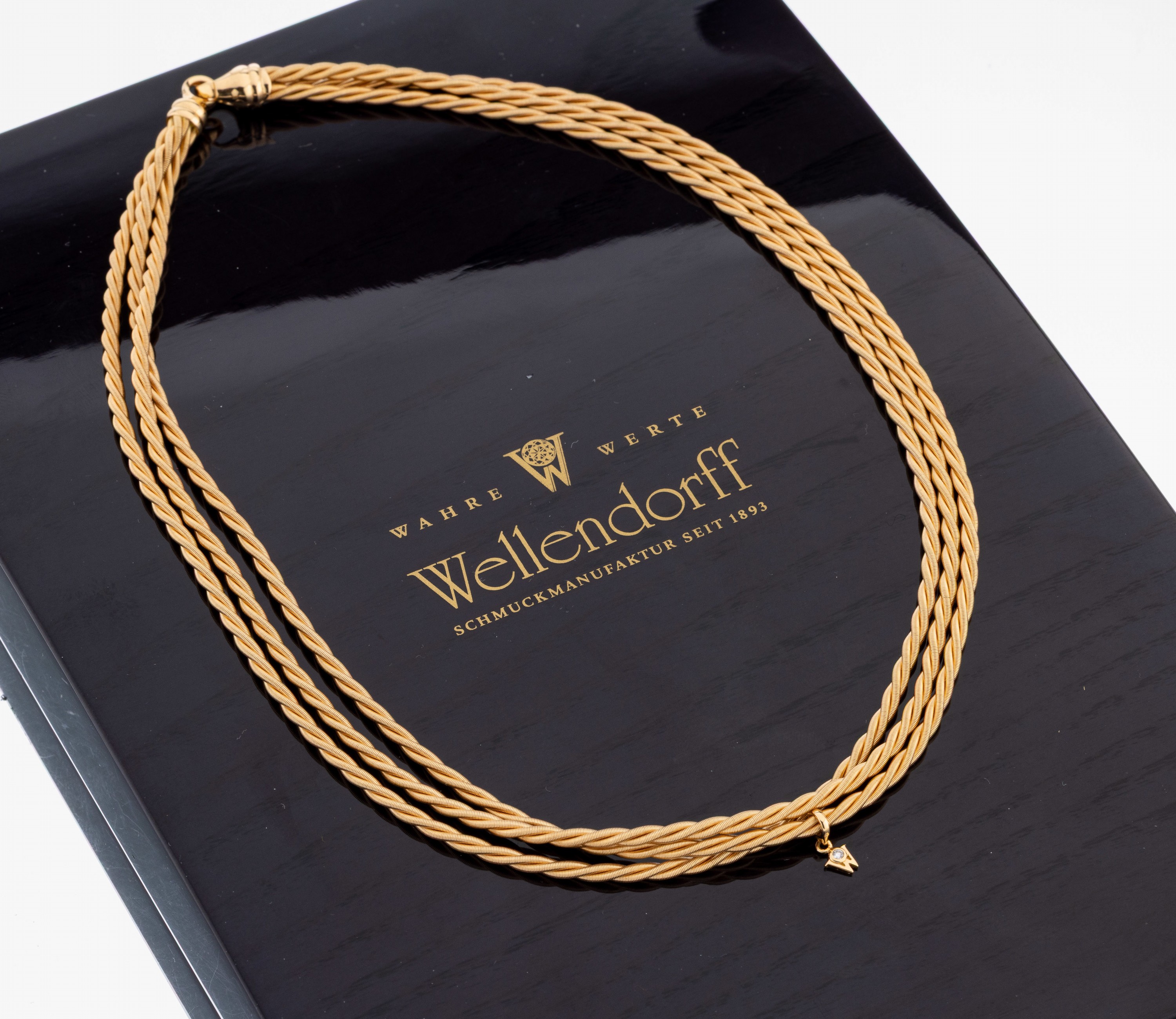 Detail a: 18 kt Gold WELLENDORFF Collier, GG 750/000,Modell "Silky Trio", 3-rhg., fein sat. und z.T. pol., W-Abhängung mit Brillant ca. 0.02 ct, L. ...