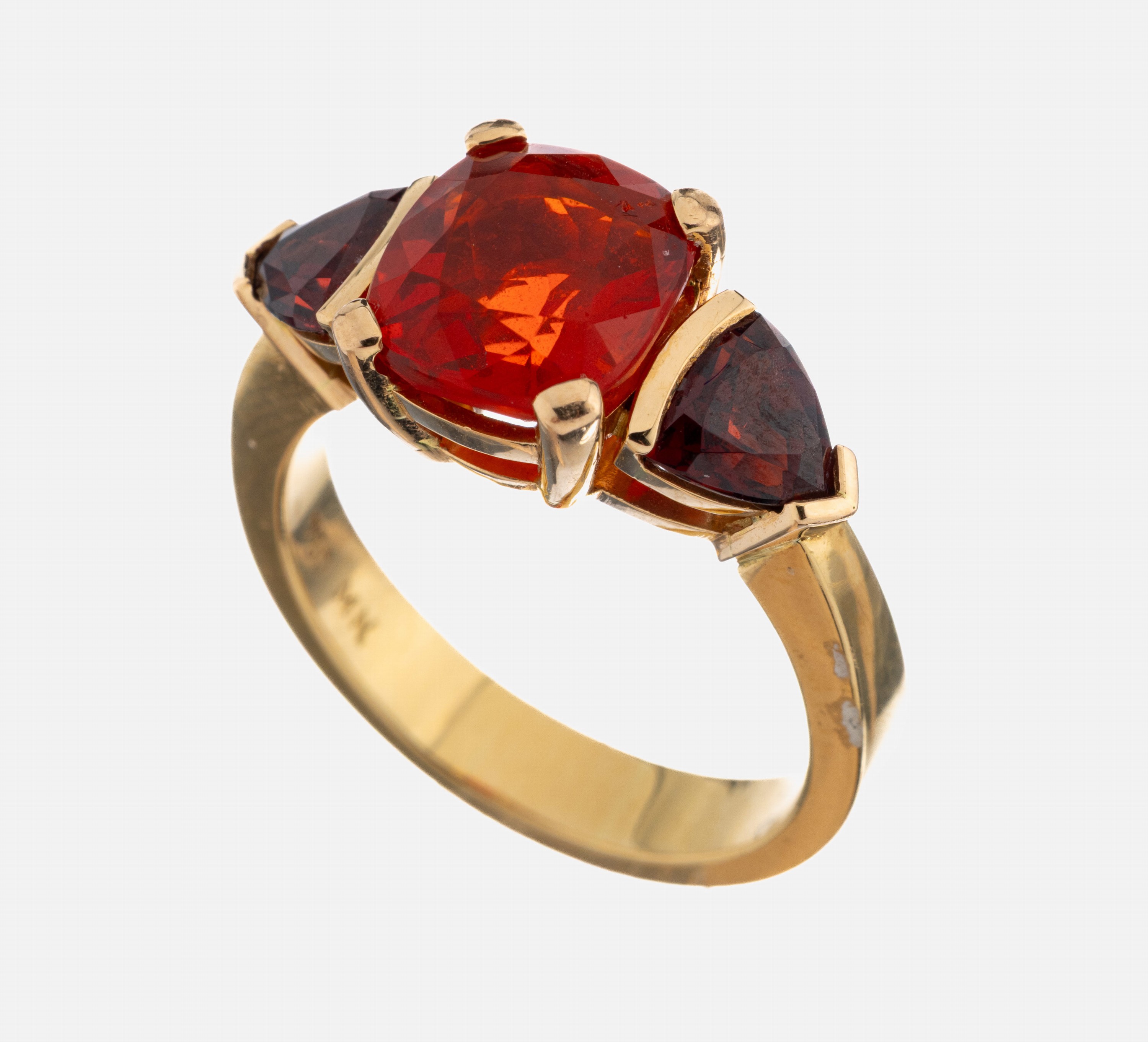18 kt Gold Feueropal-Granat-Ring, GG 750/000, mittig ein facett. Feueropal ca. 2.1 ct, umgeben von 2 Granat-Triangeln zus. ca. 1.6 ct, RW 58, ca. ...