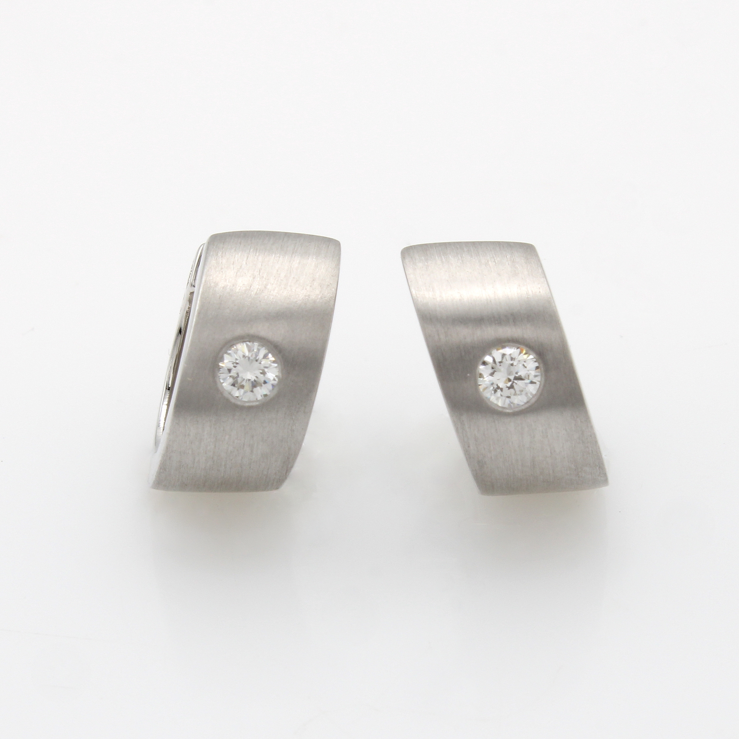 Image 27043485 - Paar Creolen mit Brillanten, WG 585/000, z.T. matt., 2 Brill. zus. ca. 0.14 ct ...