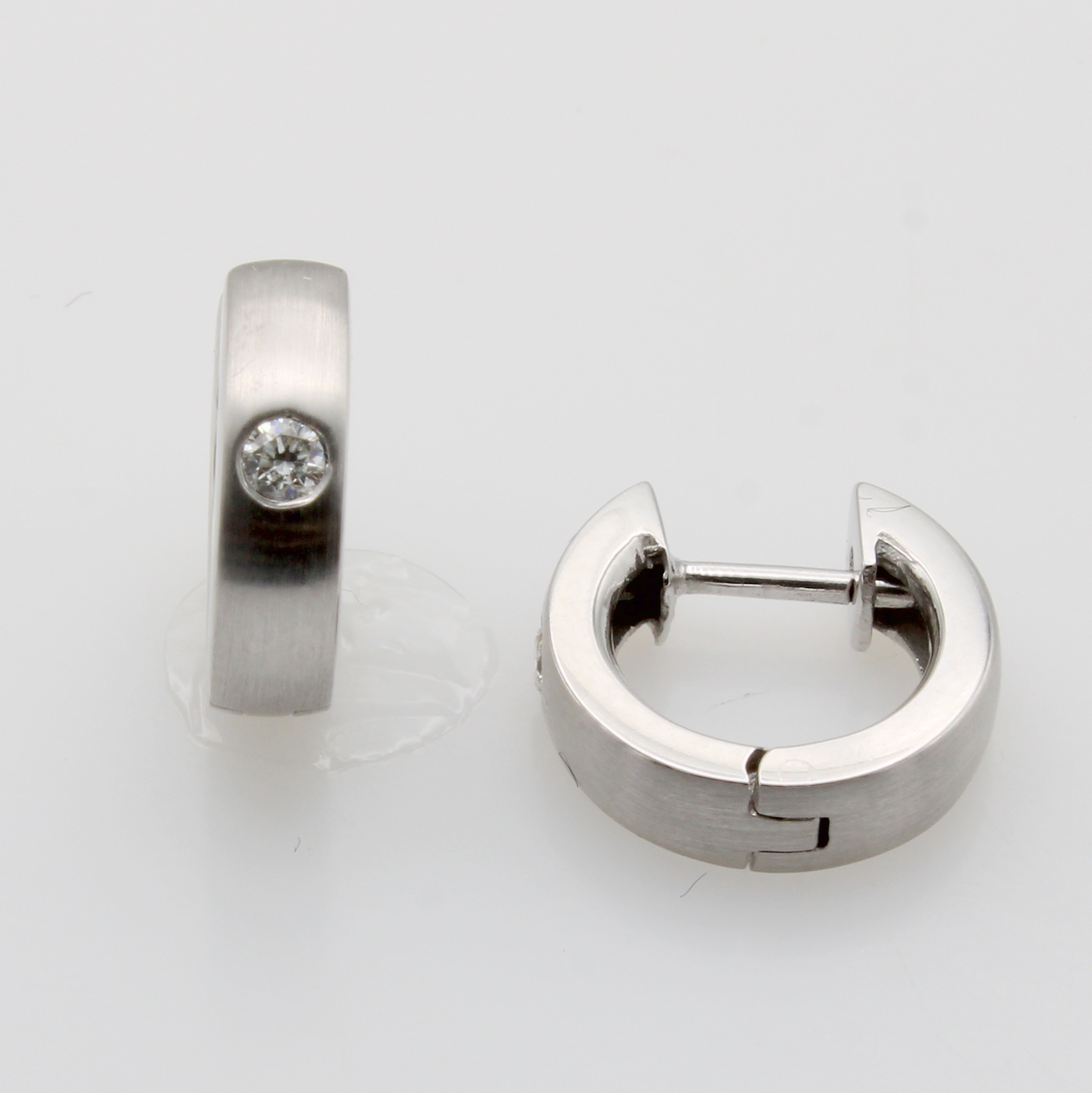Image 27043491 - Paar Creolen mit Brillanten, WG 585/000, z. T. matt., 2 Brill. zus. ca. 0.24 ct ...