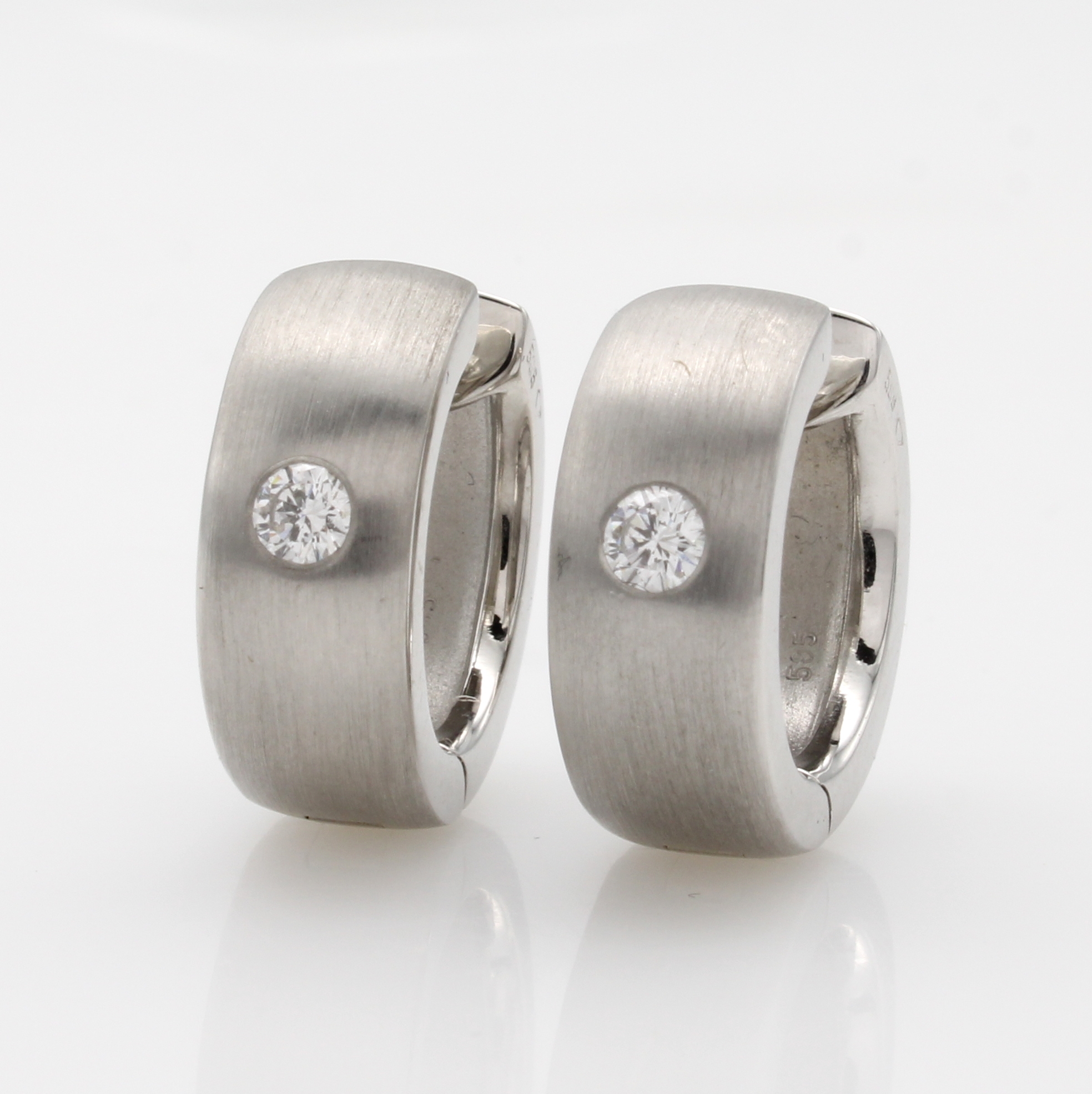 Image 27043492 - Paar Creolen mit Brillanten, WG 585/000, z. T. matt., 2 Brill. zus. ca. 0.18 ct ...