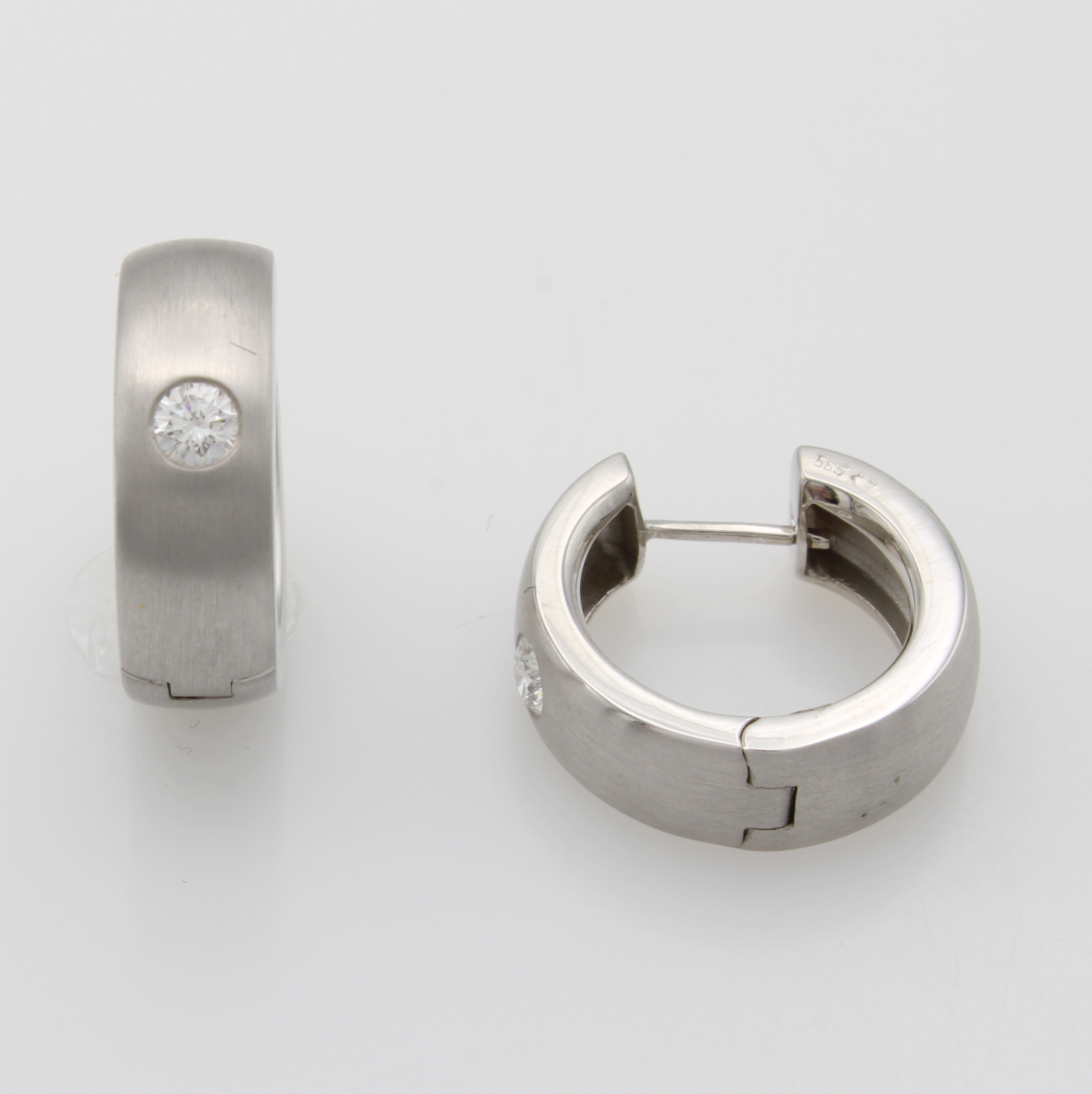 Image 27043494 - Paar Creolen mit Brillanten, WG 585/000, z. T. matt., 2 Brill. zus. ca. 0.24 ct ...