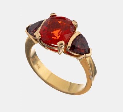 Image 18 kt Gold Feueropal-Granat-Ring, GG 750/000, mittig ein facett. Feueropal ca. 2.1 ct, ...