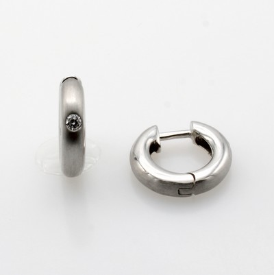 Image Paar Creolen mit Brillanten, WG 585/000, z. T. matt., 2 Brill. zus. ca. 0.08 ct ...