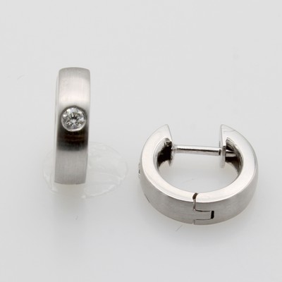 Image Paar Creolen mit Brillanten, WG 585/000, z. T. matt., 2 Brill. zus. ca. 0.24 ct ...
