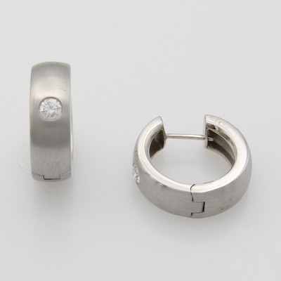 Image Paar Creolen mit Brillanten, WG 585/000, z. T. matt., 2 Brill. zus. ca. 0.24 ct ...