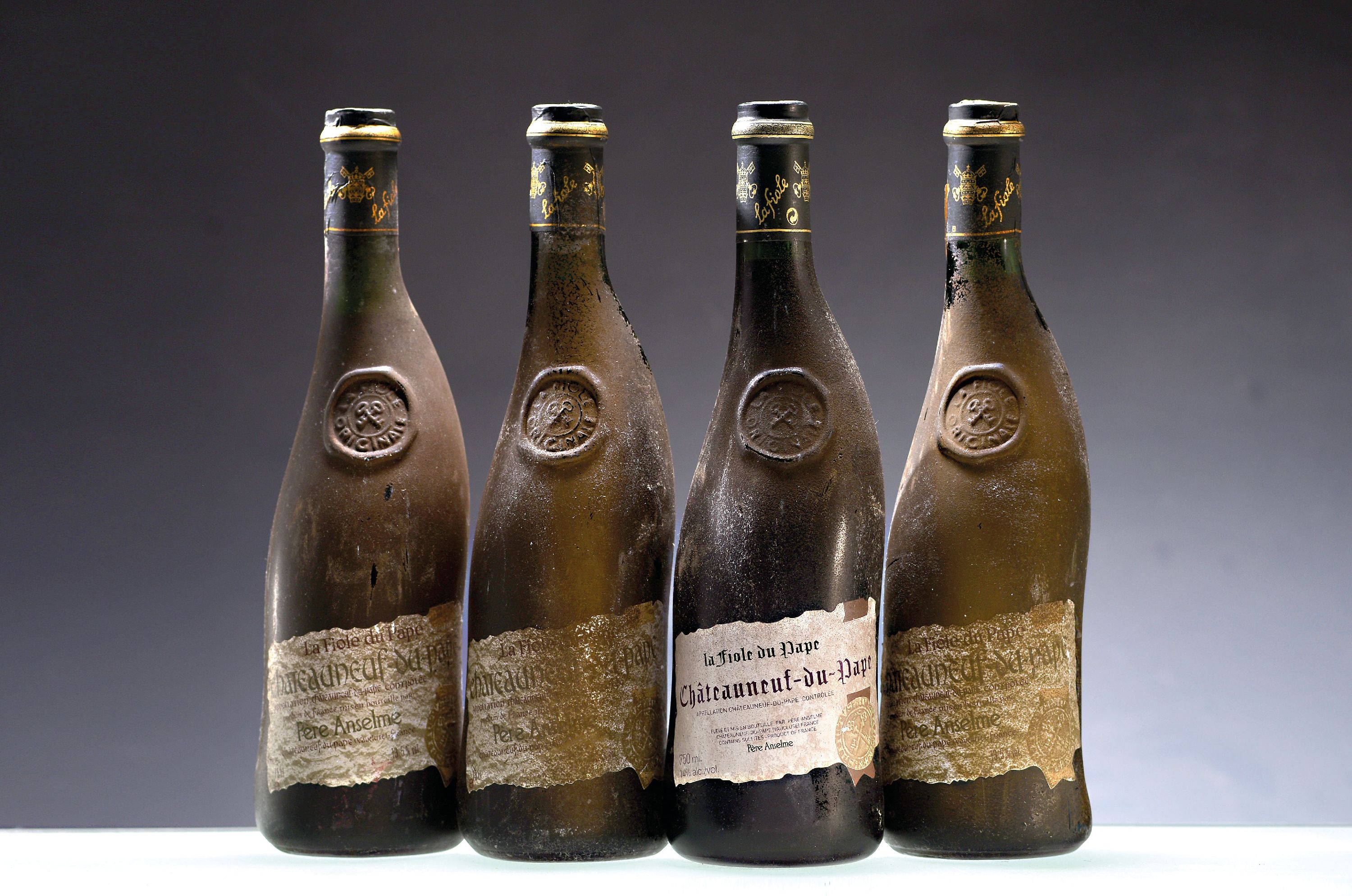 Image 27043504 - 4 Flaschen Pere Anselme Chateauneuf-du-Pape, ca. 750ml, 13,5/14%Vol., patinierte ...