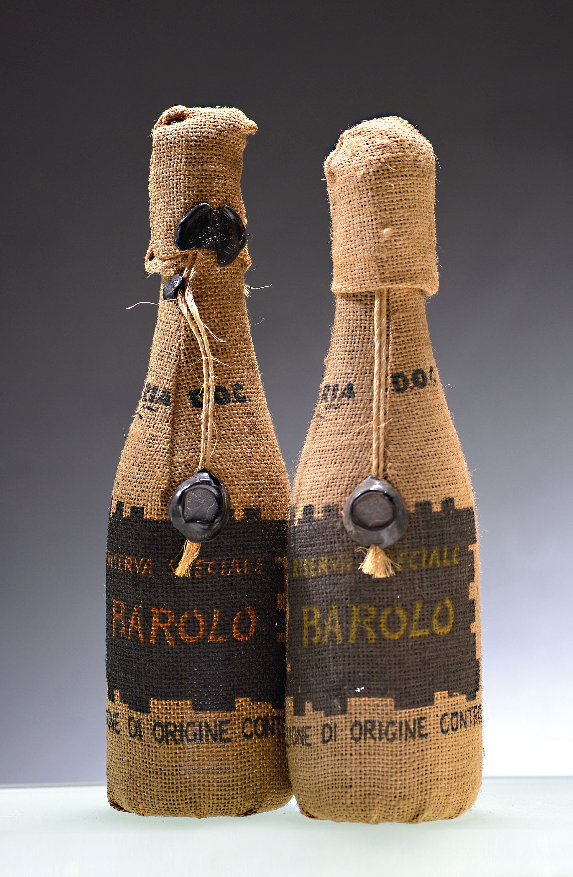 Image 27043509 - 2 Flaschen 1971 Villadoria Barolo DOCG, Piedmont, ca. 750ml, Leinenmantel mit ...