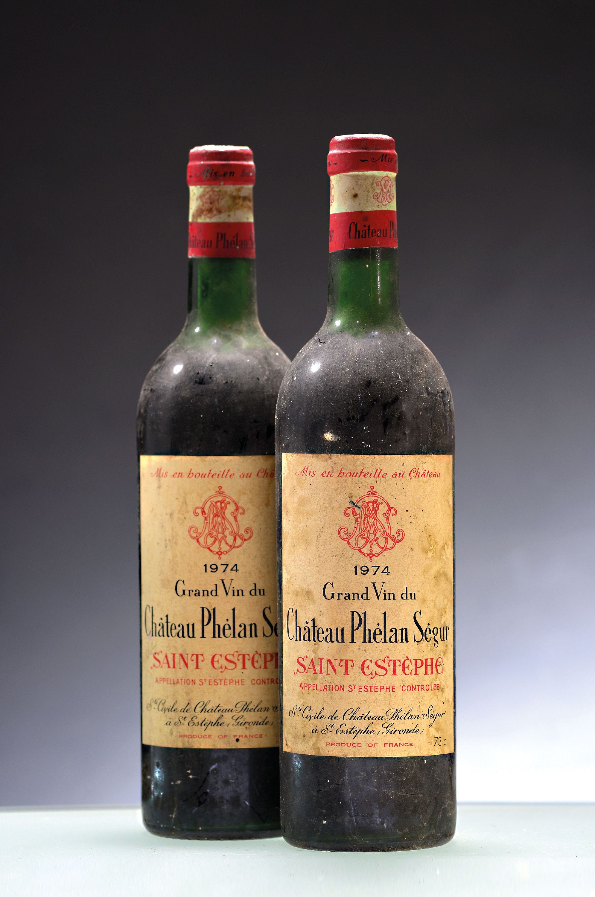 Image 27043514 - 2 Flaschen 1974 Chateau Phelan Segur, Saint Estephe, ca. 730ml, beschmutzt, 1 Fl. ...