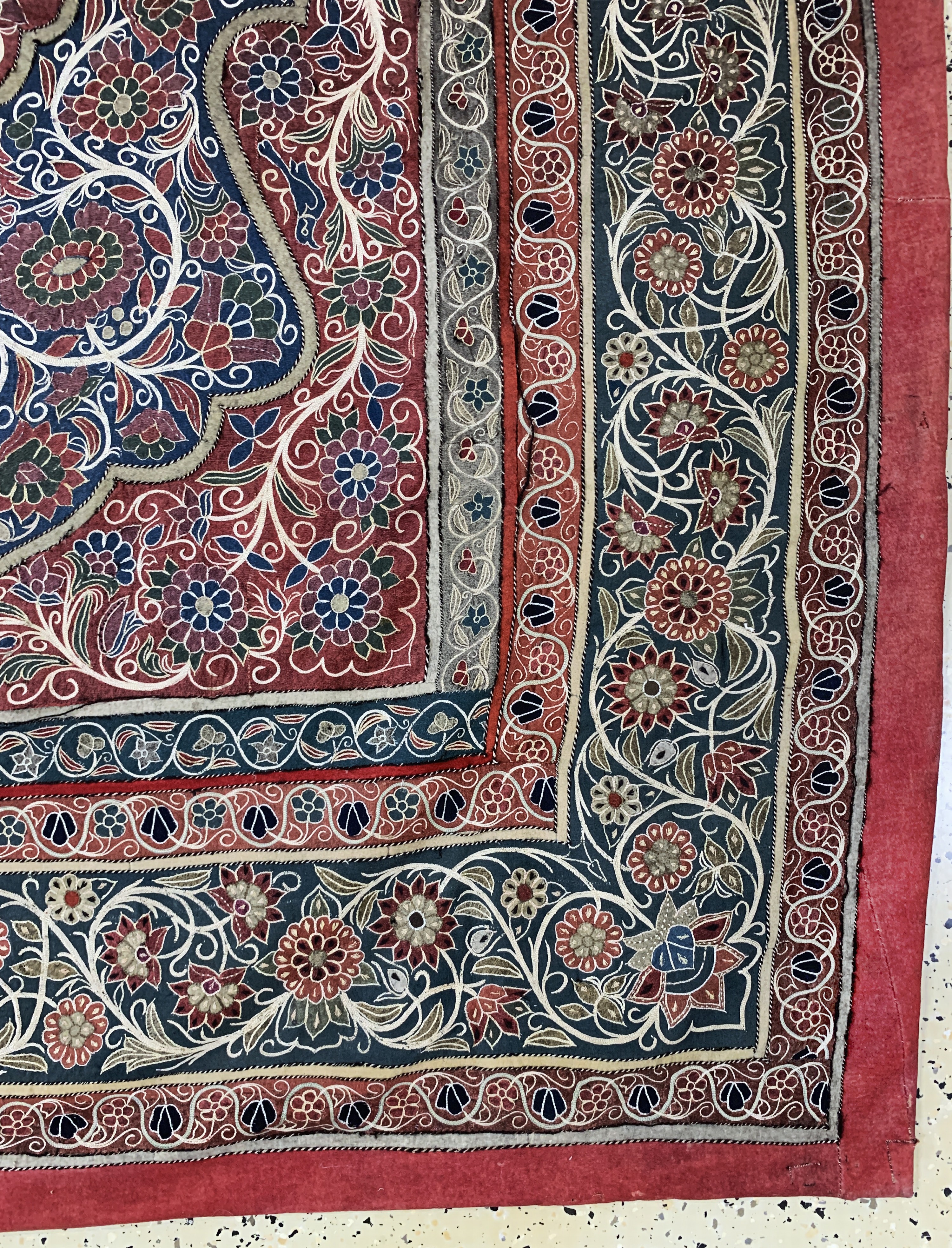 Detail a: "Rascht"Susani"antik, Persien, 19.Jhd, Baumwoll-Stickerei, ca. 217 x 160 cm, EHZ: 3