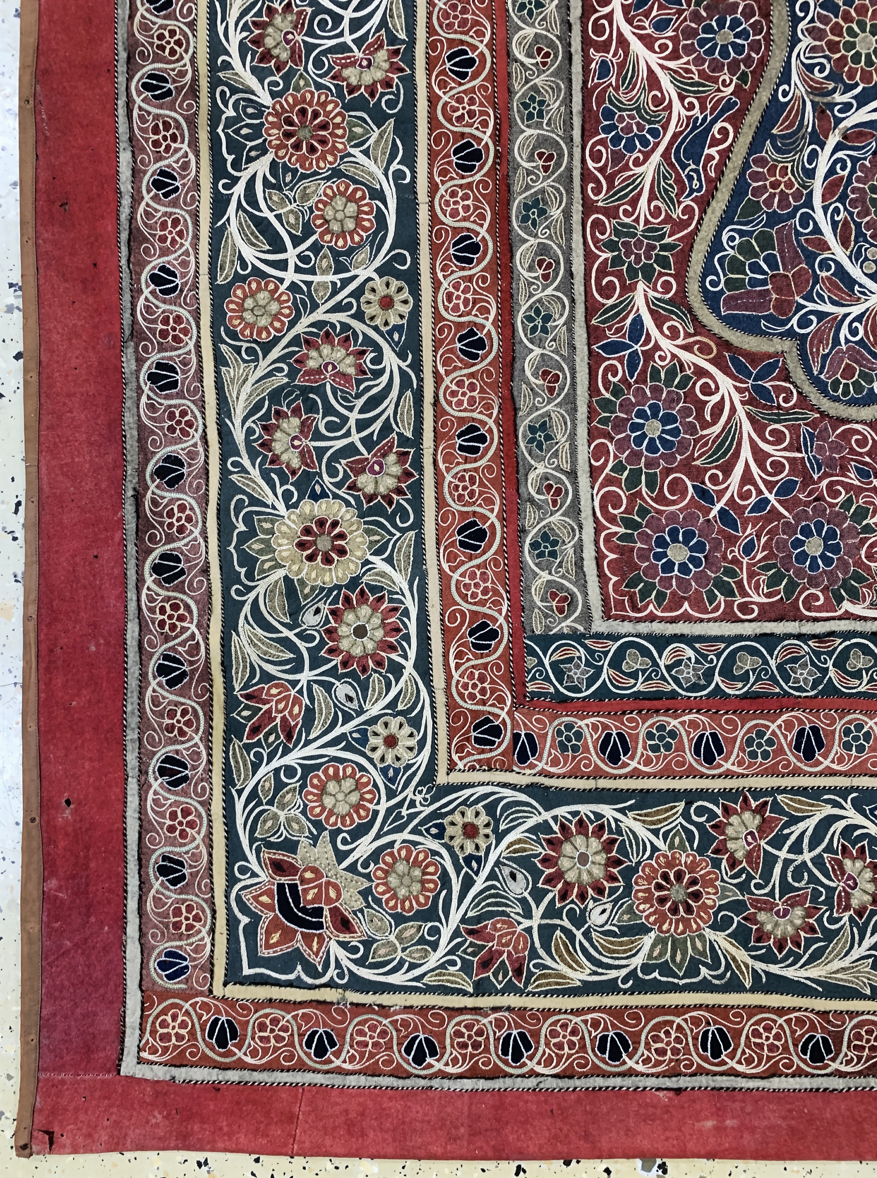 Detail b: "Rascht"Susani"antik, Persien, 19.Jhd, Baumwoll-Stickerei, ca. 217 x 160 cm, EHZ: 3