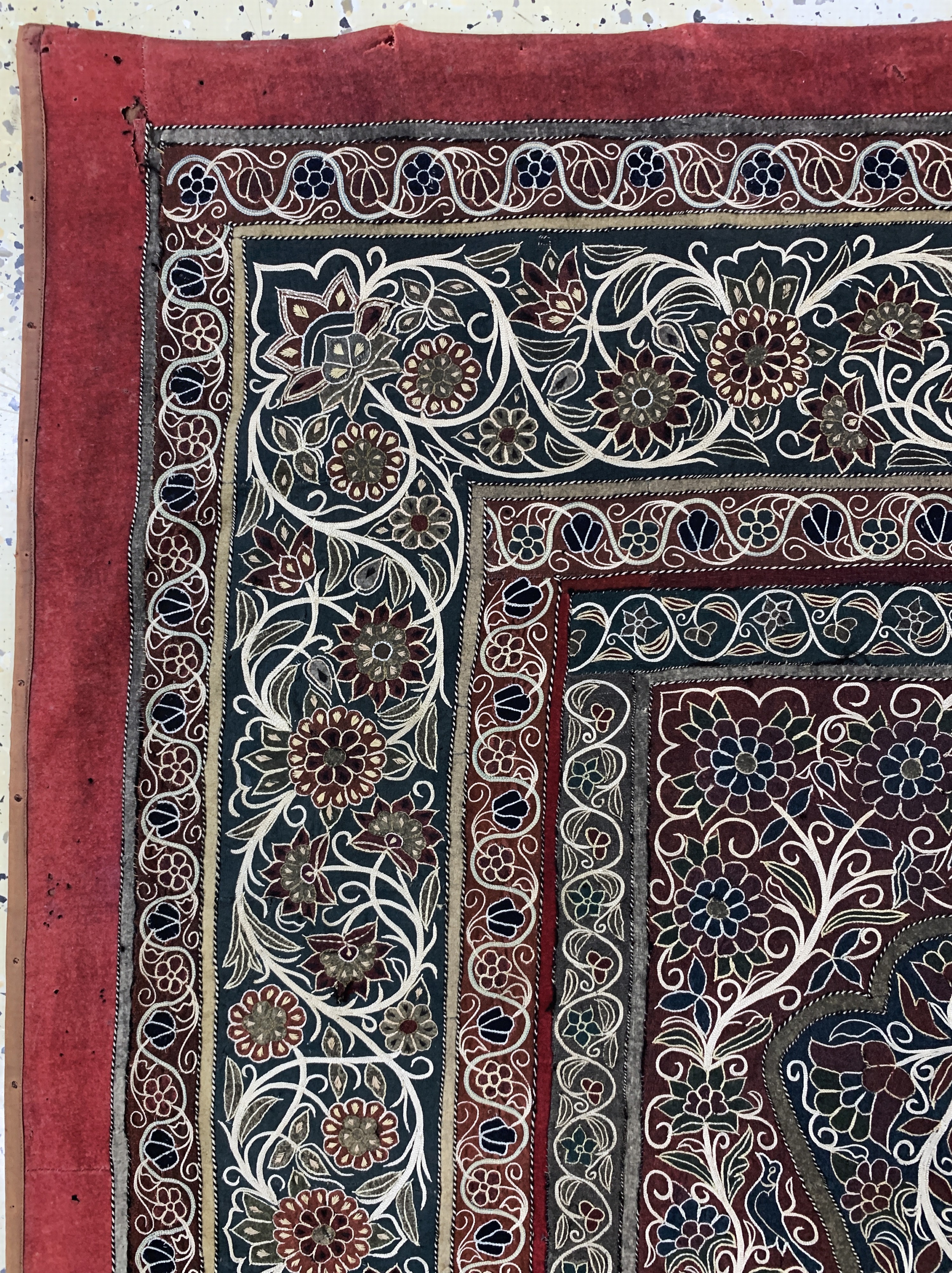 Detail g: "Rascht"Susani"antik, Persien, 19.Jhd, Baumwoll-Stickerei, ca. 217 x 160 cm, EHZ: 3
