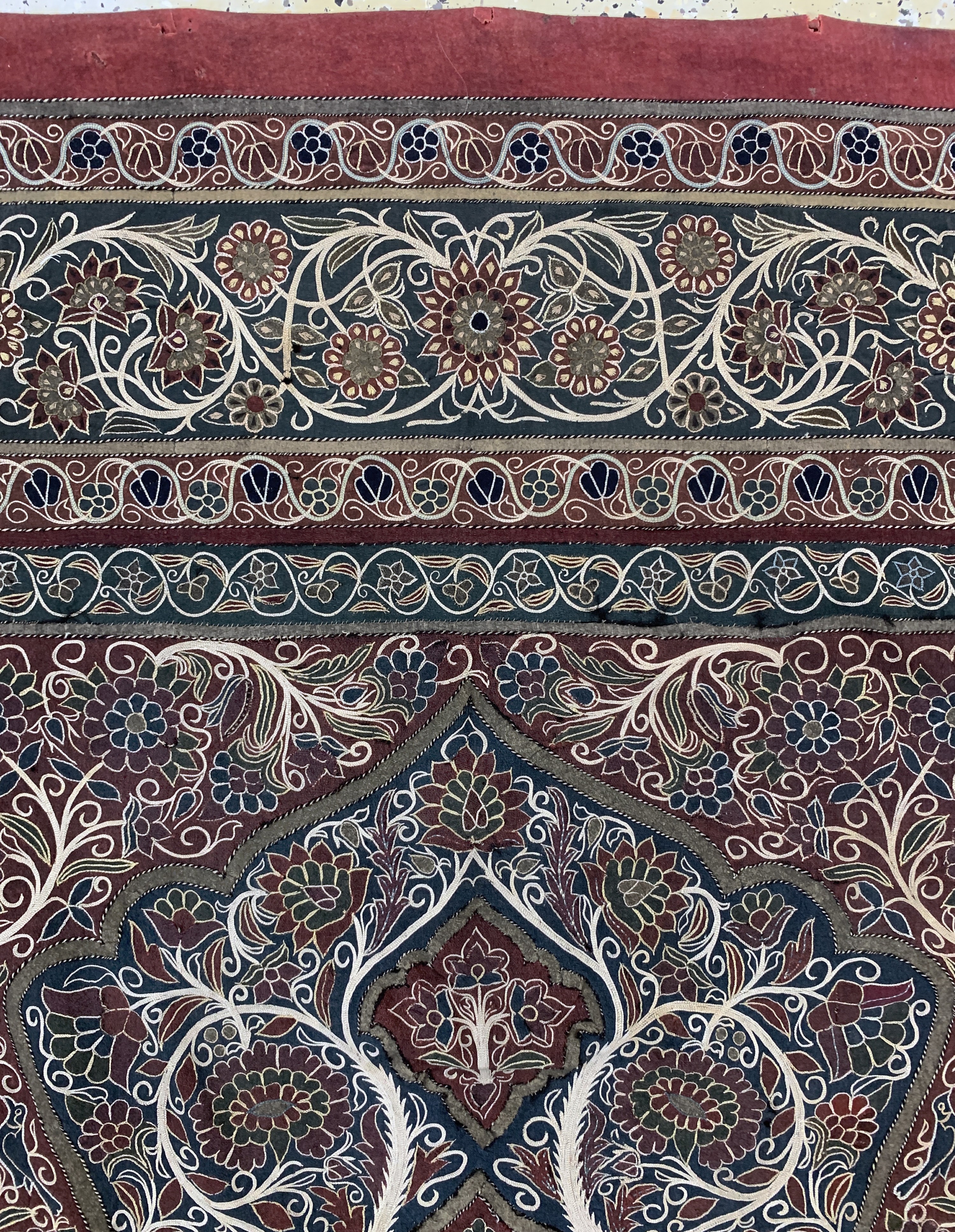 Detail h: "Rascht"Susani"antik, Persien, 19.Jhd, Baumwoll-Stickerei, ca. 217 x 160 cm, EHZ: 3