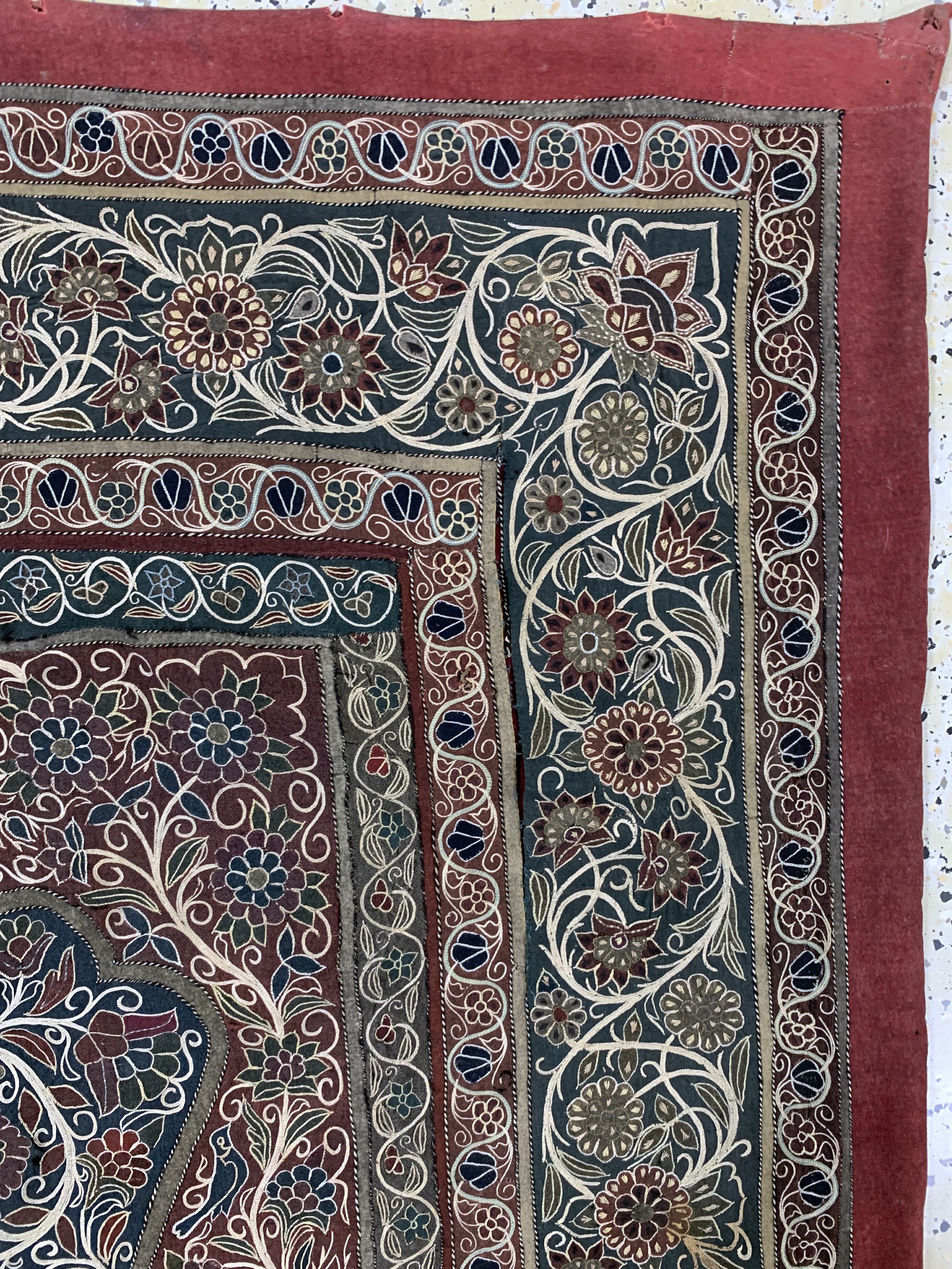 Detail i: "Rascht"Susani"antik, Persien, 19.Jhd, Baumwoll-Stickerei, ca. 217 x 160 cm, EHZ: 3