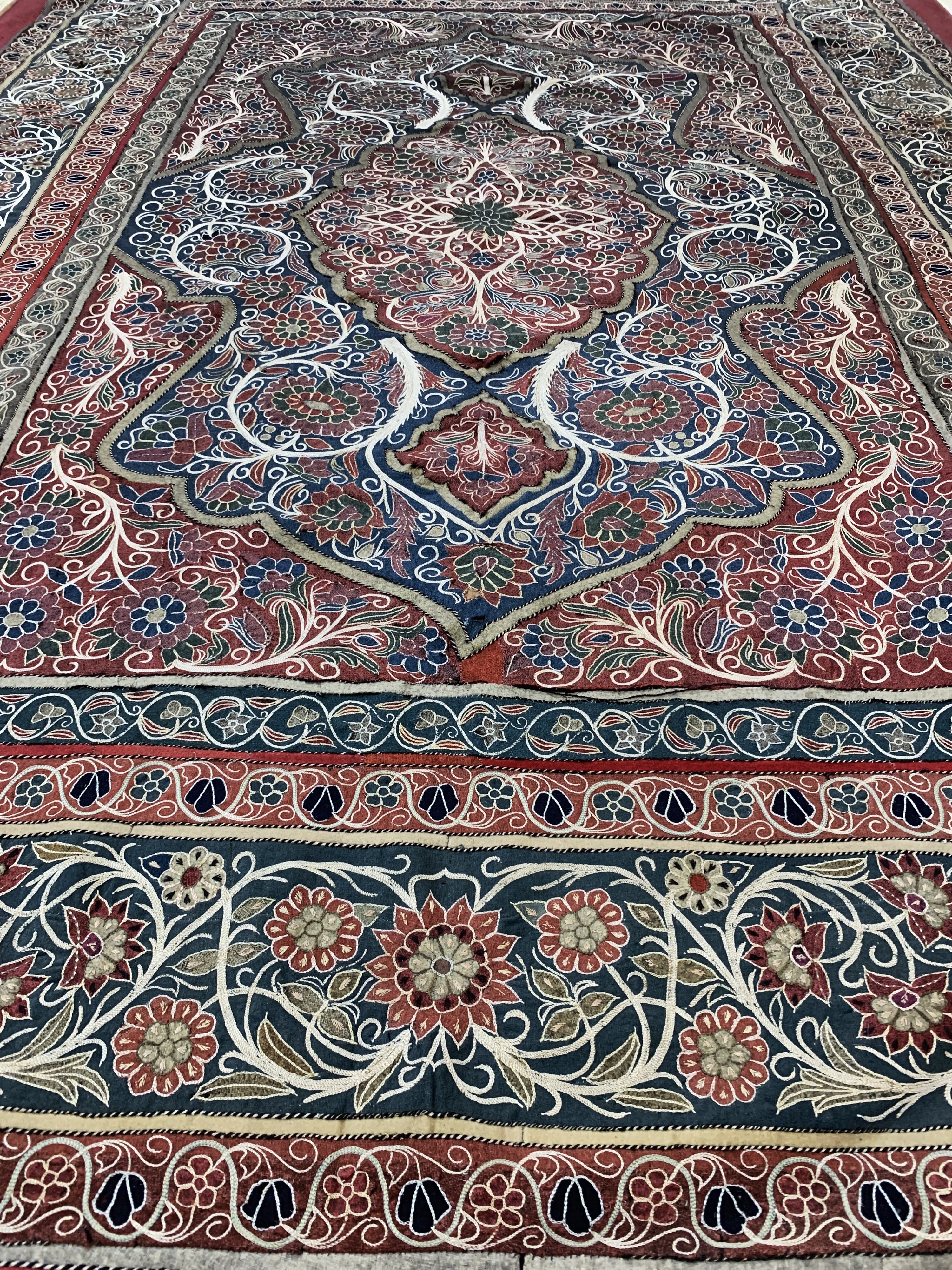 Detail j: "Rascht"Susani"antik, Persien, 19.Jhd, Baumwoll-Stickerei, ca. 217 x 160 cm, EHZ: 3