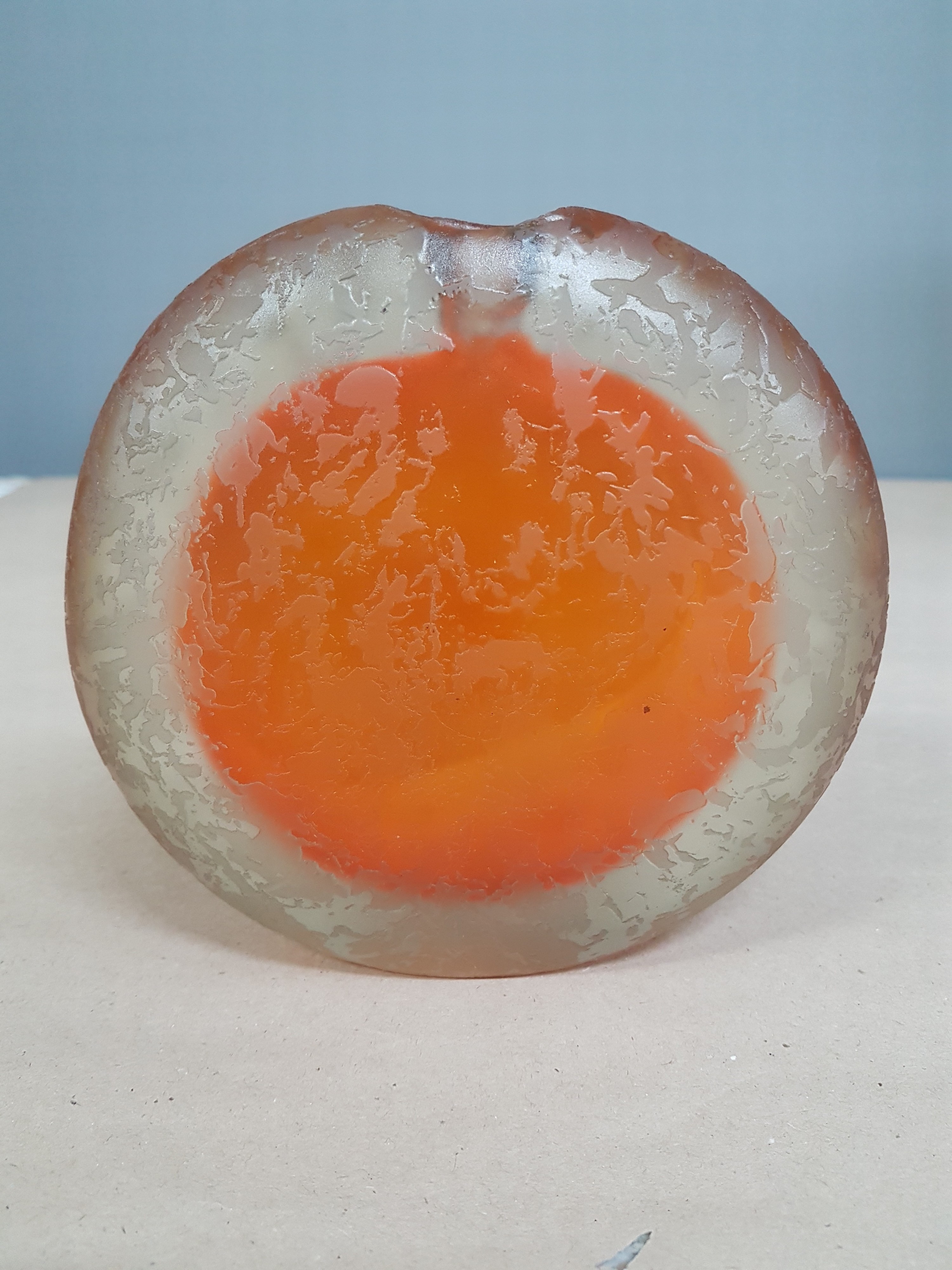 Detail a: Kleine Sommerso-Vase, Murano, Italien, 1950er -Jahre, farbloses Glas, orangefarbener Innenüberfang, geätzte und teilmattierte Oberfläche in ...