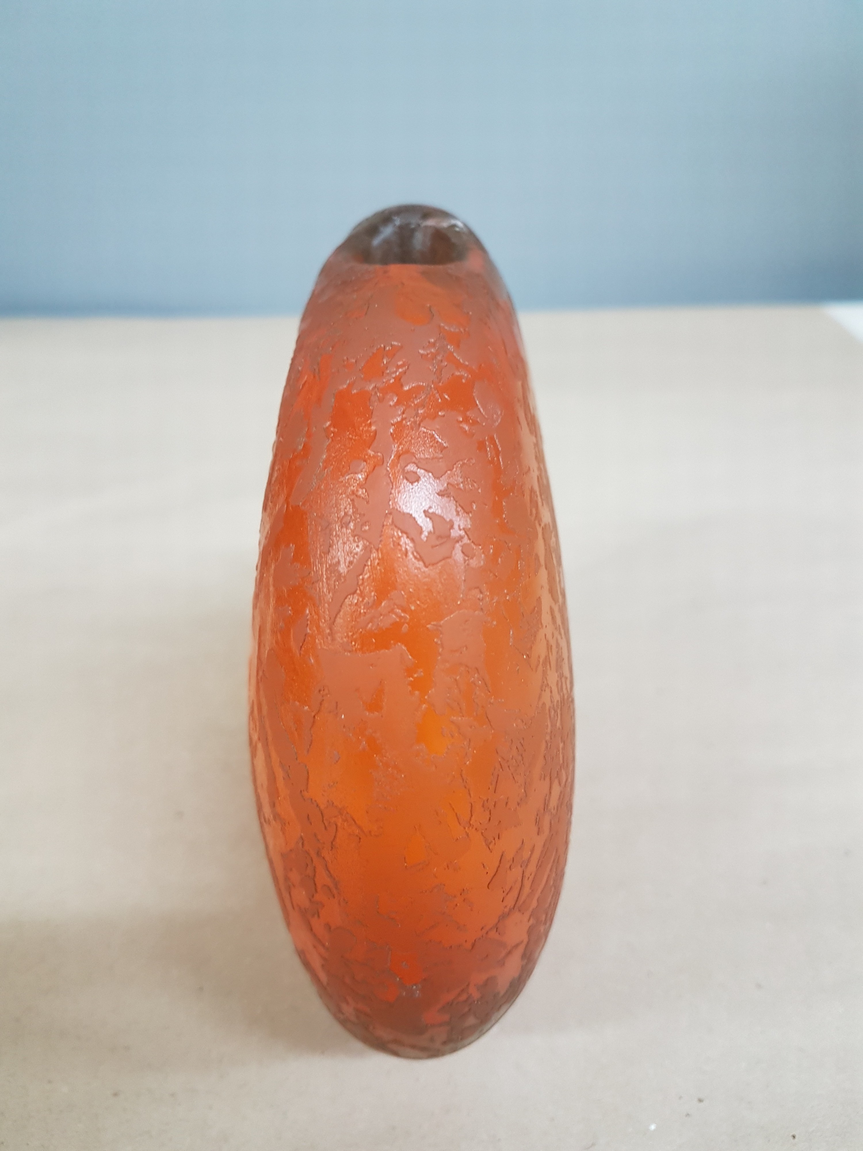 Detail b: Kleine Sommerso-Vase, Murano, Italien, 1950er -Jahre, farbloses Glas, orangefarbener Innenüberfang, geätzte und teilmattierte Oberfläche in ...