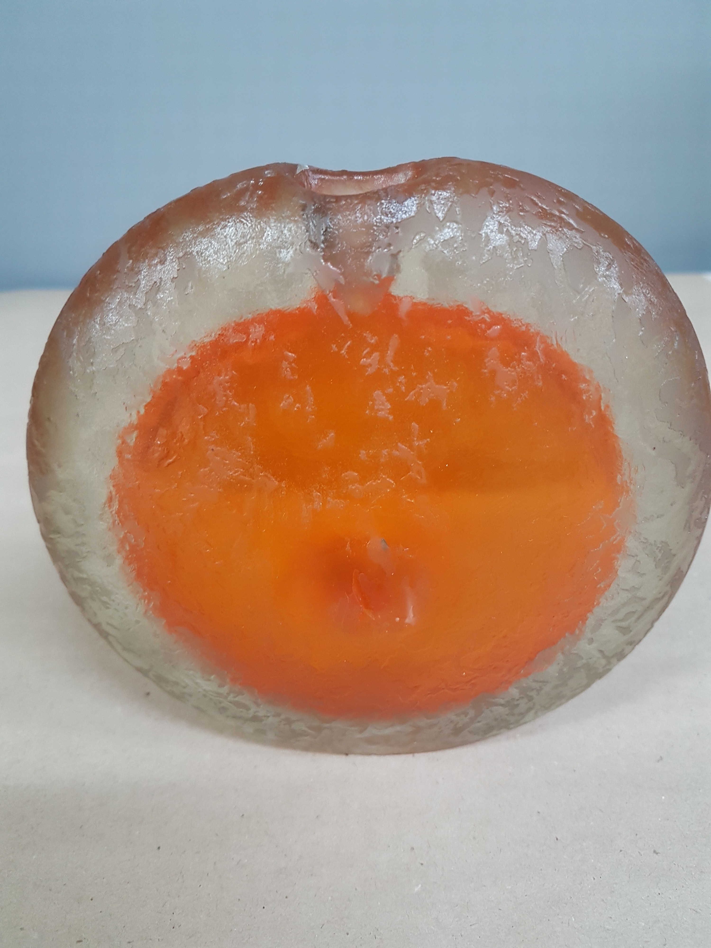 Detail c: Kleine Sommerso-Vase, Murano, Italien, 1950er -Jahre, farbloses Glas, orangefarbener Innenüberfang, geätzte und teilmattierte Oberfläche in ...