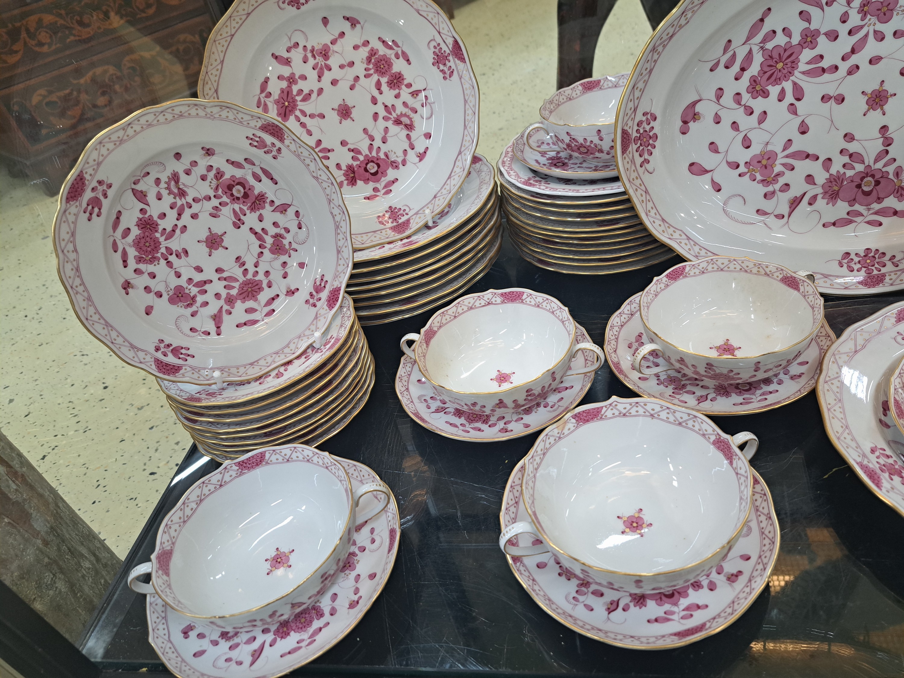 Detail a: Speiseservice indisch purpur, Meissen, 2. Hälfte 20.Jh., 1. Wahl, Porzellan, handbemalt, Goldstaffage, 20 Menüteller D. 23 ,5 cm, 10 Brotteller D. ...
