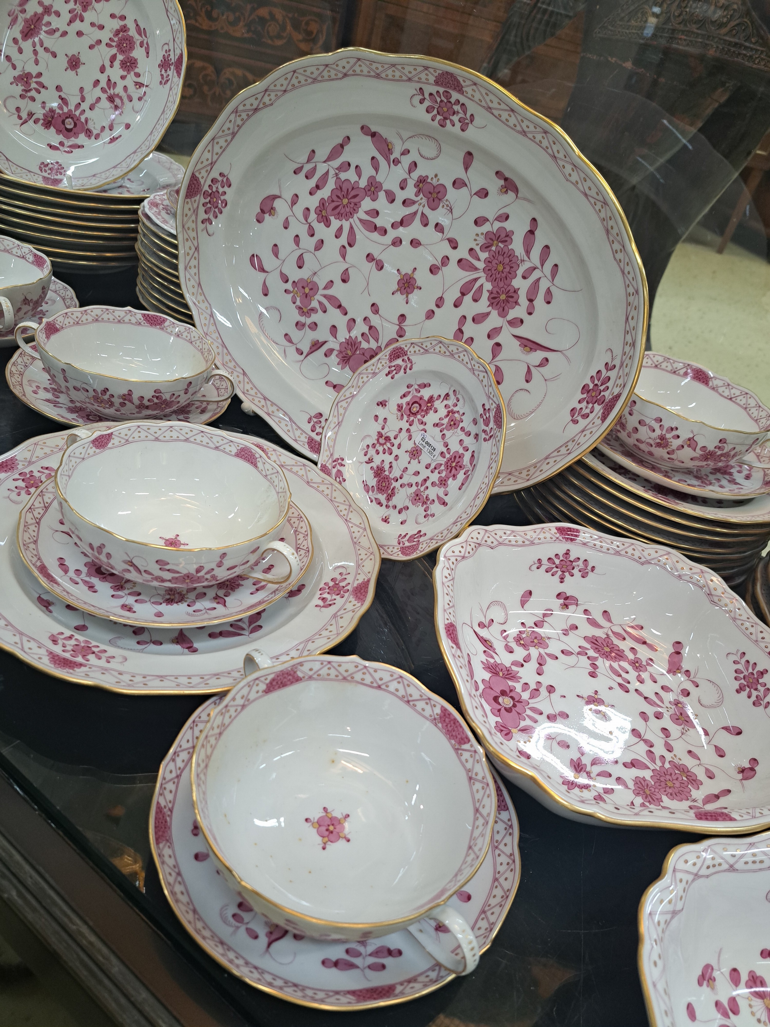 Detail c: Speiseservice indisch purpur, Meissen, 2. Hälfte 20.Jh., 1. Wahl, Porzellan, handbemalt, Goldstaffage, 20 Menüteller D. 23 ,5 cm, 10 Brotteller D. ...