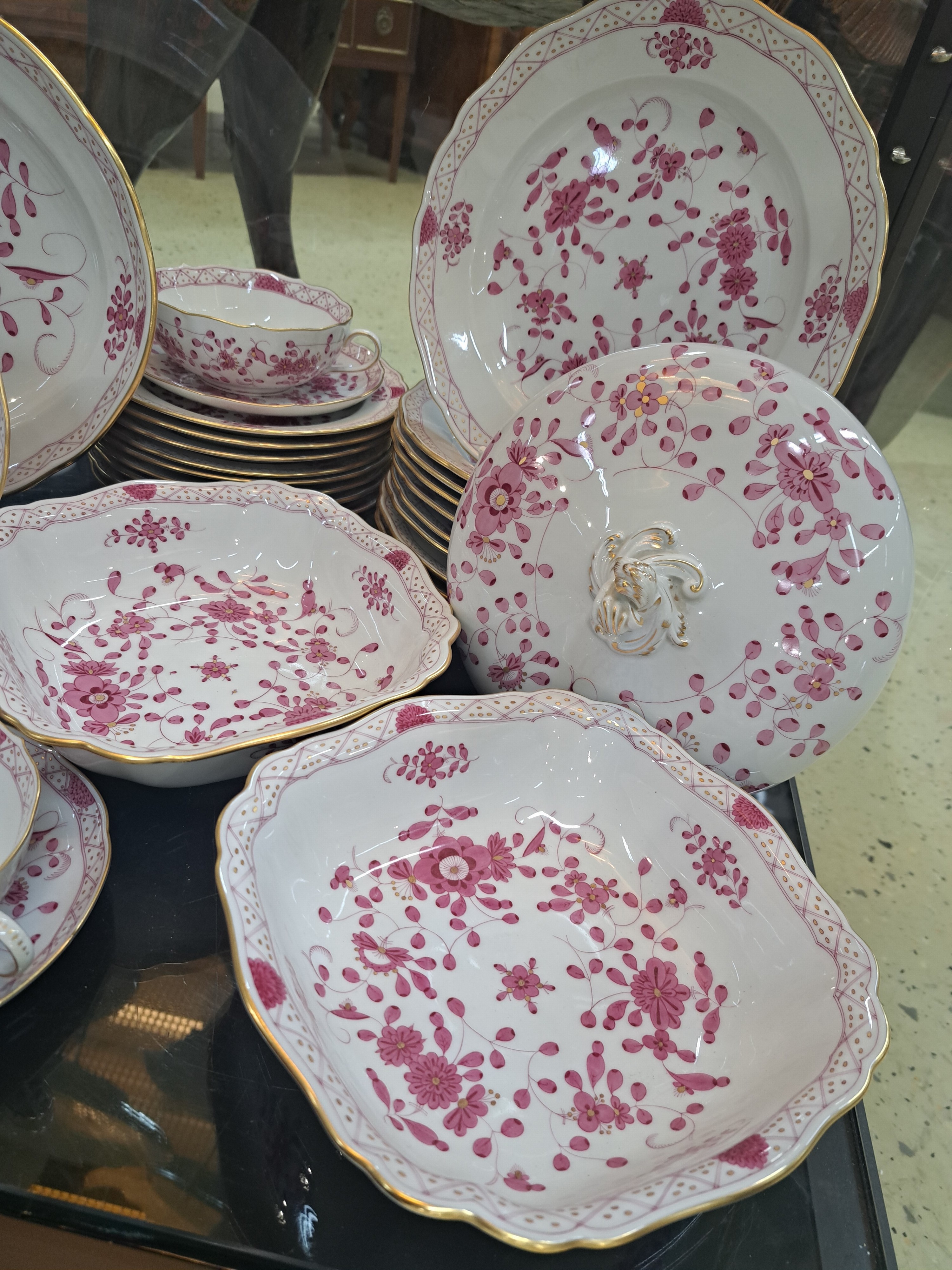 Detail d: Speiseservice indisch purpur, Meissen, 2. Hälfte 20.Jh., 1. Wahl, Porzellan, handbemalt, Goldstaffage, 20 Menüteller D. 23 ,5 cm, 10 Brotteller D. ...