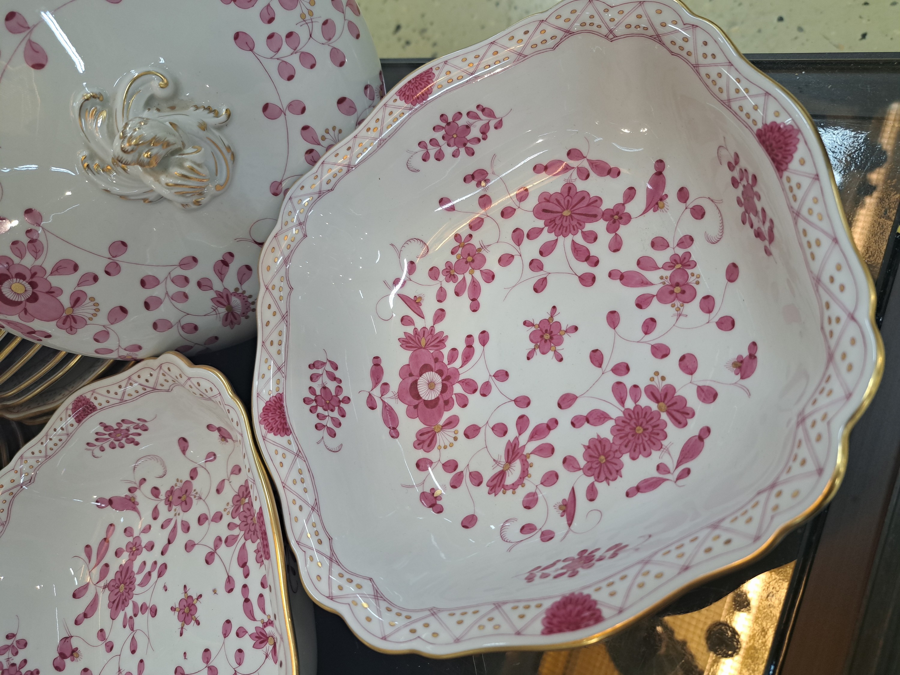 Detail e: Speiseservice indisch purpur, Meissen, 2. Hälfte 20.Jh., 1. Wahl, Porzellan, handbemalt, Goldstaffage, 20 Menüteller D. 23 ,5 cm, 10 Brotteller D. ...