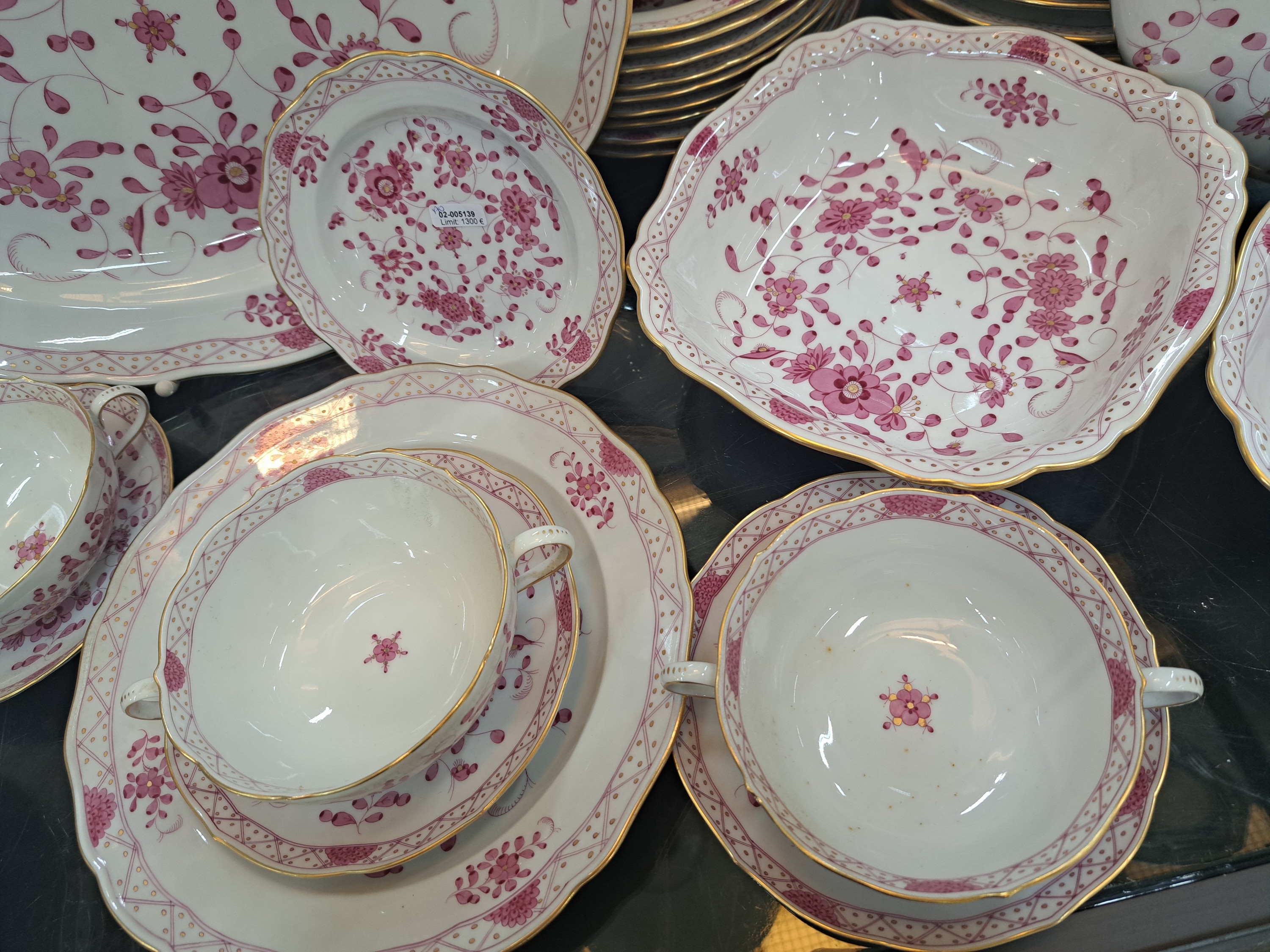 Detail f: Speiseservice indisch purpur, Meissen, 2. Hälfte 20.Jh., 1. Wahl, Porzellan, handbemalt, Goldstaffage, 20 Menüteller D. 23 ,5 cm, 10 Brotteller D. ...