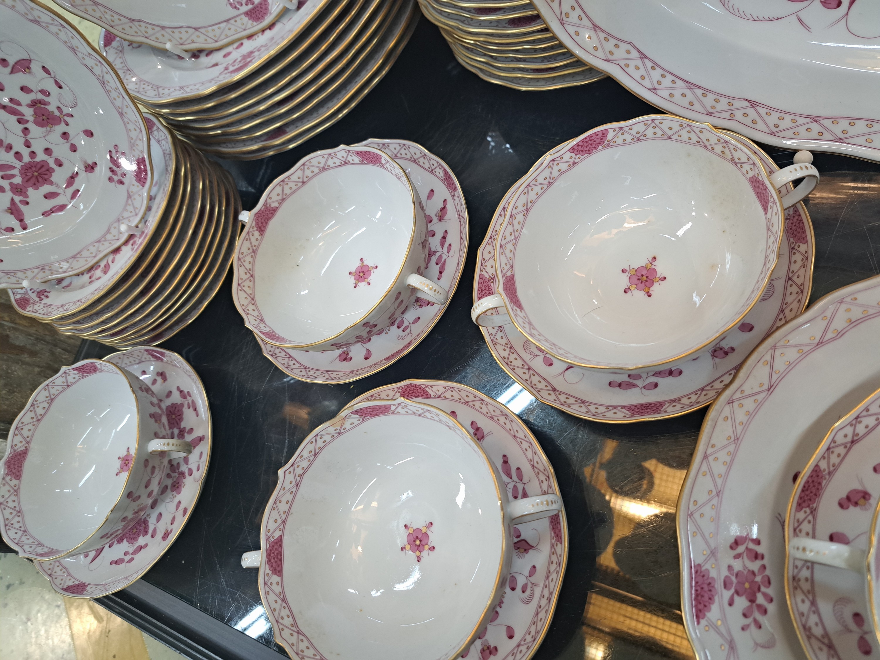 Detail g: Speiseservice indisch purpur, Meissen, 2. Hälfte 20.Jh., 1. Wahl, Porzellan, handbemalt, Goldstaffage, 20 Menüteller D. 23 ,5 cm, 10 Brotteller D. ...