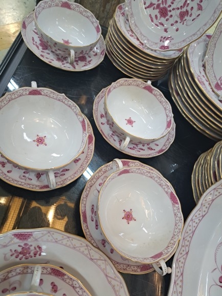 Detail h: Speiseservice indisch purpur, Meissen, 2. Hälfte 20.Jh., 1. Wahl, Porzellan, handbemalt, Goldstaffage, 20 Menüteller D. 23 ,5 cm, 10 Brotteller D. ...