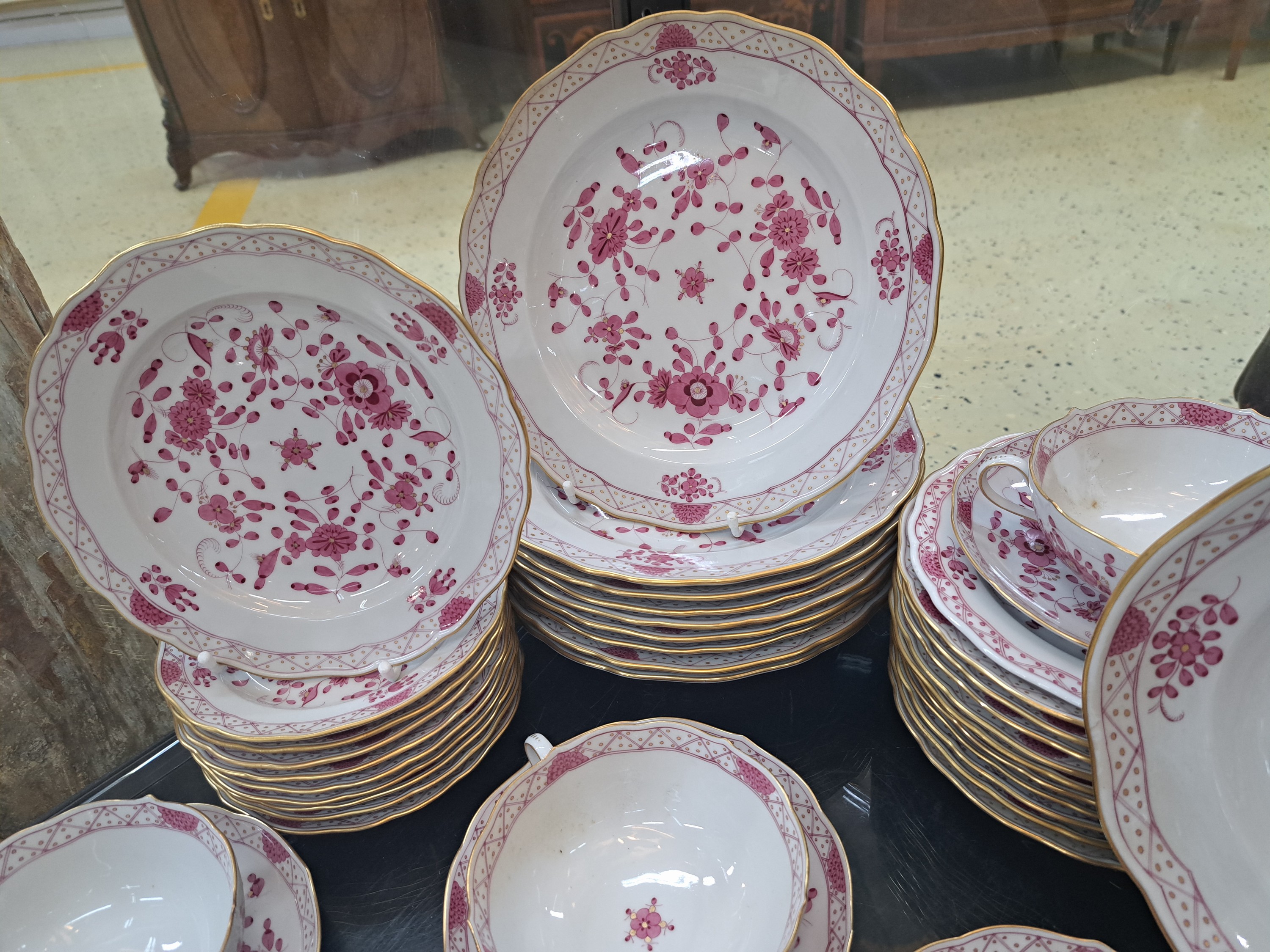 Detail i: Speiseservice indisch purpur, Meissen, 2. Hälfte 20.Jh., 1. Wahl, Porzellan, handbemalt, Goldstaffage, 20 Menüteller D. 23 ,5 cm, 10 Brotteller D. ...